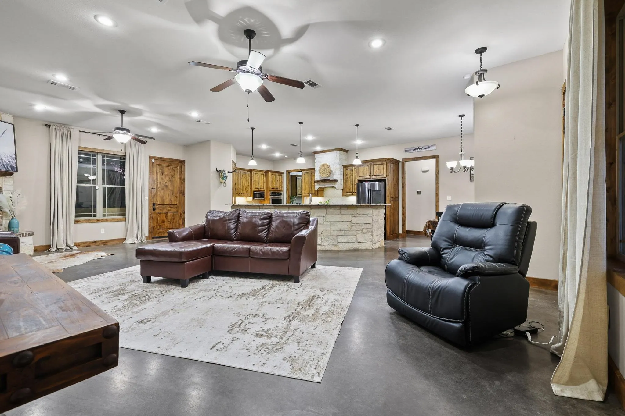Single Family Residence For Sale in Hunt County , 7106 County Road 4729 2, Commerce, Texas 75428, 4 Bedroom, 3 Bathroom, Garage spaces, 3,070 Sqft, built in 2012, mls#21342336, Real Estate Agent in Commerce, Homes For Sale in Hunt county, Homes For Sale in Commerce, Realtor in Commerce Texas, Real Estate Brokerage Independent Realty Texas, Luminita Cordes Realtor