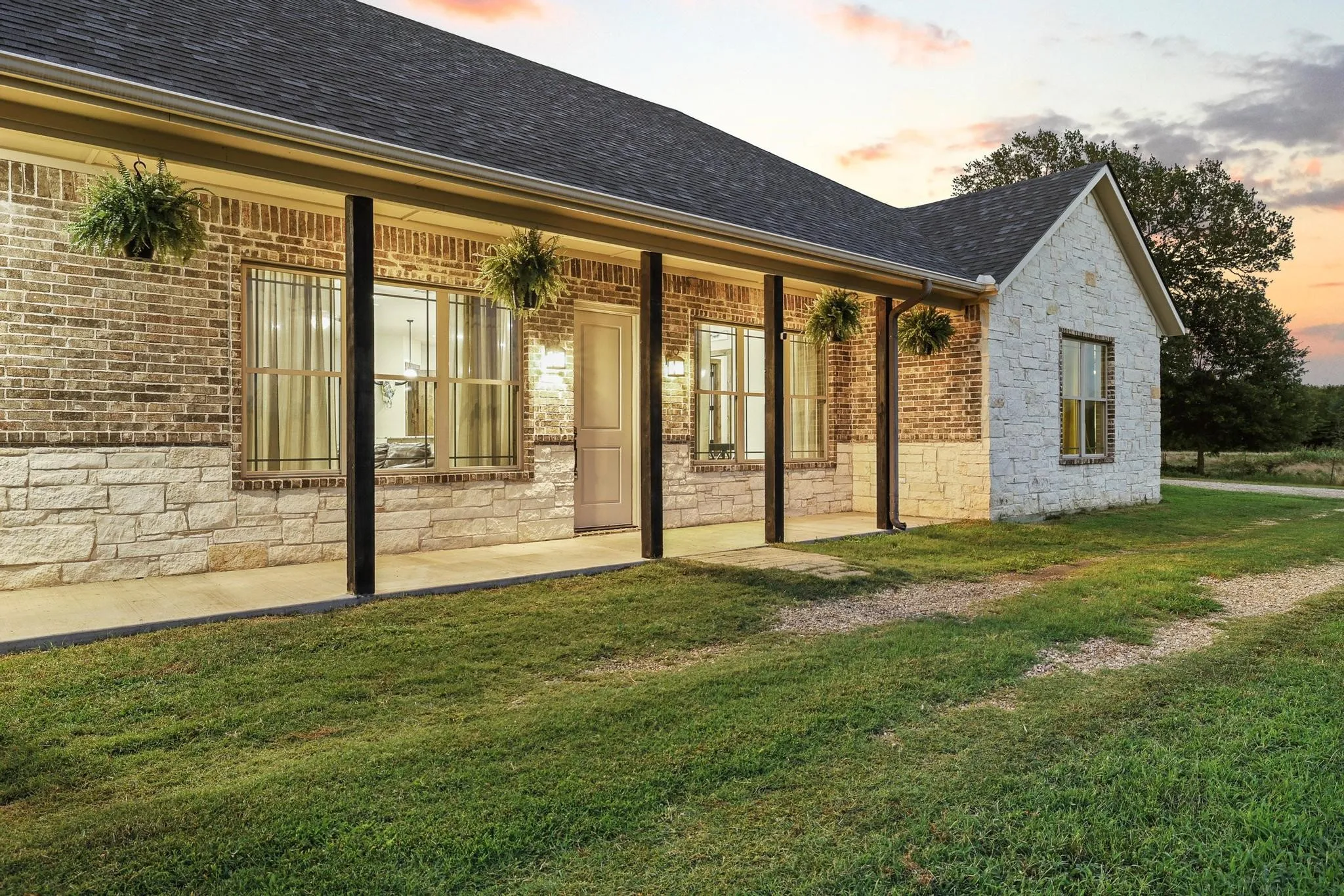 Single Family Residence For Sale in Hunt County , 7106 County Road 4729 2, Commerce, Texas 75428, 4 Bedroom, 3 Bathroom, Garage spaces, 3,070 Sqft, built in 2012, mls#21342336, Real Estate Agent in Commerce, Homes For Sale in Hunt county, Homes For Sale in Commerce, Realtor in Commerce Texas, Real Estate Brokerage Independent Realty Texas, Luminita Cordes Realtor