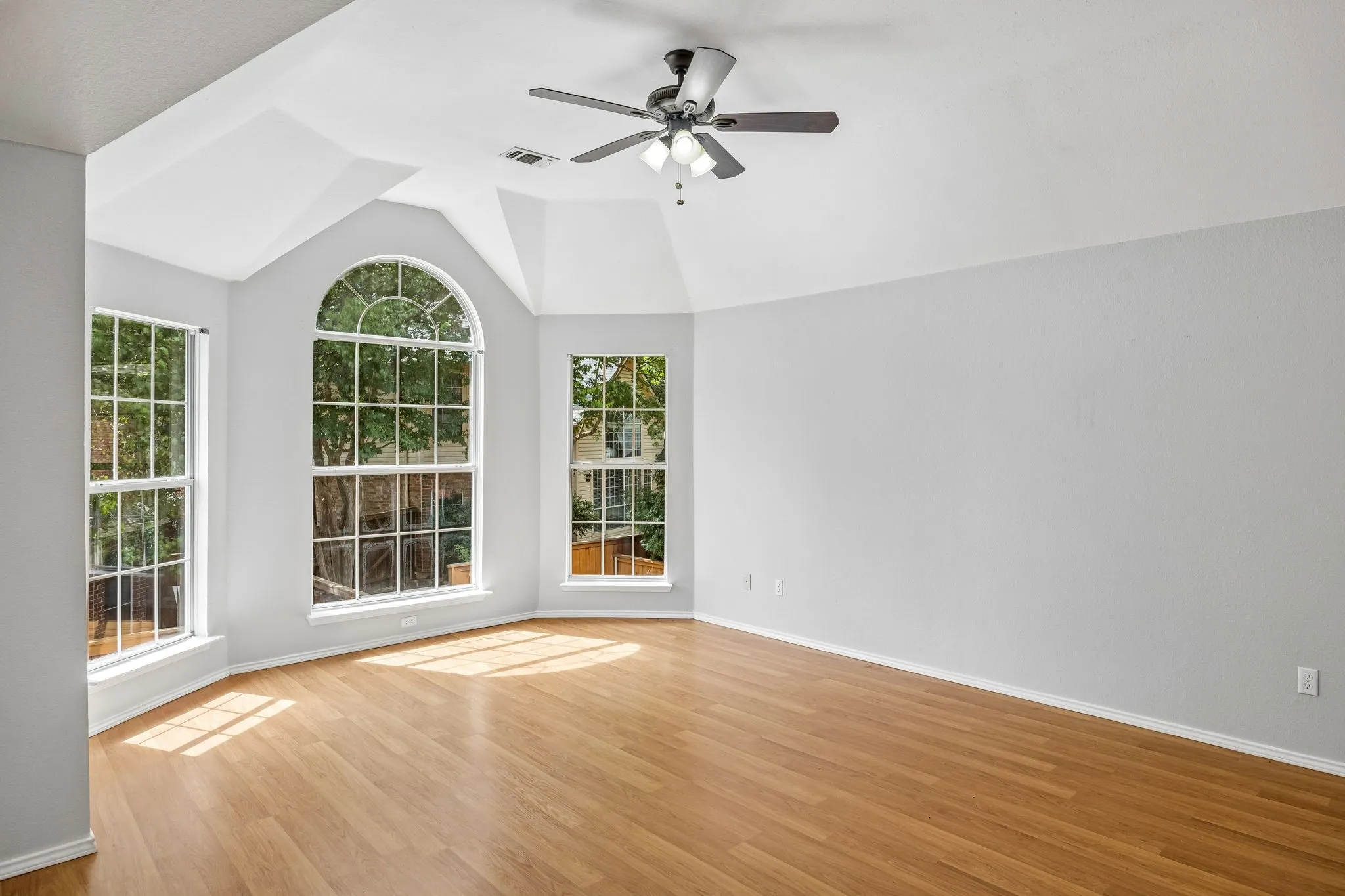 Single Family Residence For Sale in Collin County , 5426 Mill Run Drive, Mc Kinney, Texas 75072, 4 Bedroom, 3 Bathroom, 2 Garage spaces, 2,381 Sqft, built in 1994, mls#21342327, Real Estate Agent in Mc Kinney, Homes For Sale in Collin county, Homes For Sale in Mc Kinney, Realtor in Mc Kinney Texas, Real Estate Brokerage Independent Realty Texas, Luminita Cordes Realtor