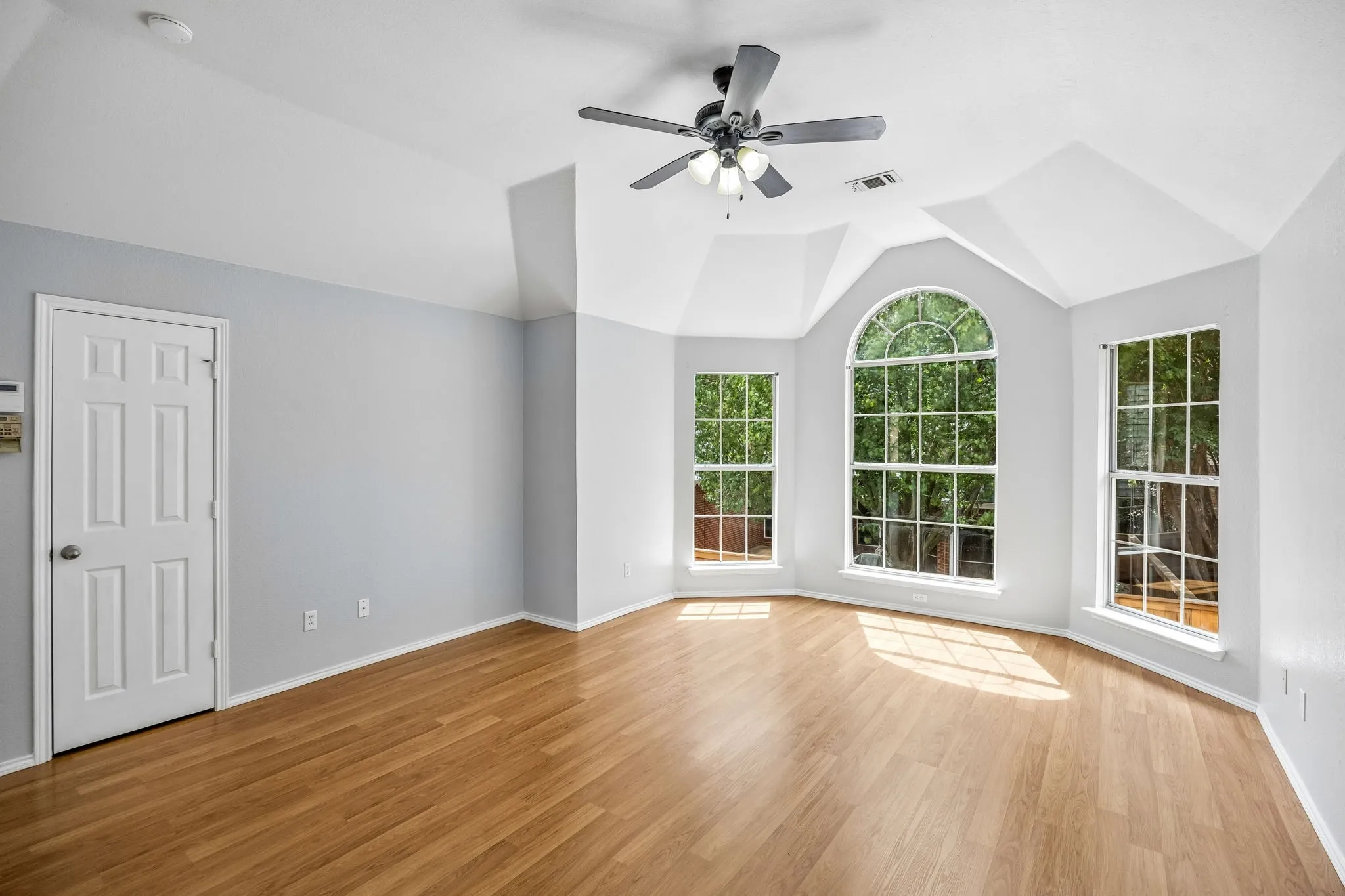 Single Family Residence For Sale in Collin County , 5426 Mill Run Drive, Mc Kinney, Texas 75072, 4 Bedroom, 3 Bathroom, 2 Garage spaces, 2,381 Sqft, built in 1994, mls#21342327, Real Estate Agent in Mc Kinney, Homes For Sale in Collin county, Homes For Sale in Mc Kinney, Realtor in Mc Kinney Texas, Real Estate Brokerage Independent Realty Texas, Luminita Cordes Realtor