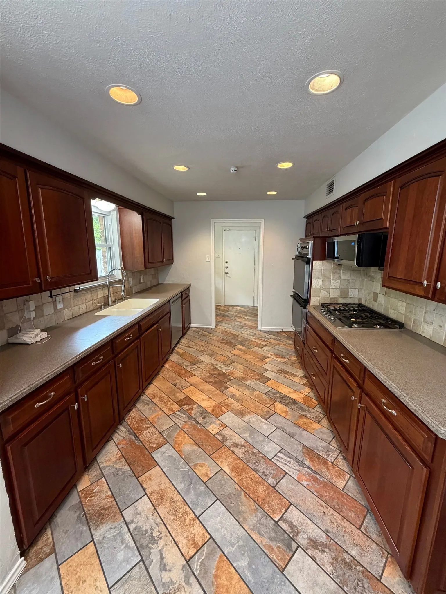 Single Family Residence For Sale in Dallas County , 8839 Sweetwater Drive, Dallas, Texas 75228, 3 Bedroom, 2 Bathroom, 2 Garage spaces, 2,009 Sqft, built in 1962, mls#21342395, Real Estate Agent in Dallas, Homes For Sale in Dallas county, Homes For Sale in Dallas, Realtor in Dallas Texas, Real Estate Brokerage Independent Realty Texas, Luminita Cordes Realtor