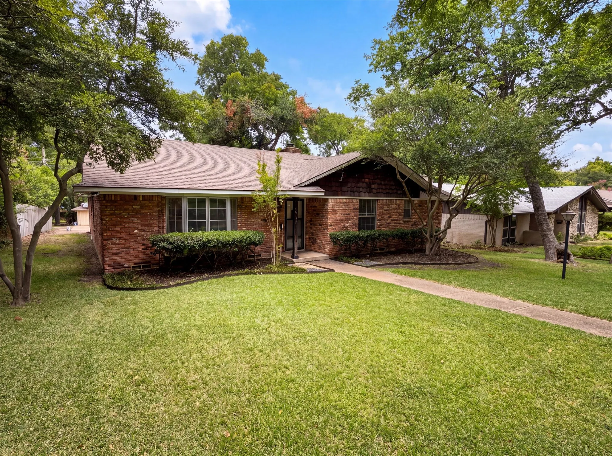 Single Family Residence For Sale in Dallas County , 8839 Sweetwater Drive, Dallas, Texas 75228, 3 Bedroom, 2 Bathroom, 2 Garage spaces, 2,009 Sqft, built in 1962, mls#21342395, Real Estate Agent in Dallas, Homes For Sale in Dallas county, Homes For Sale in Dallas, Realtor in Dallas Texas, Real Estate Brokerage Independent Realty Texas, Luminita Cordes Realtor