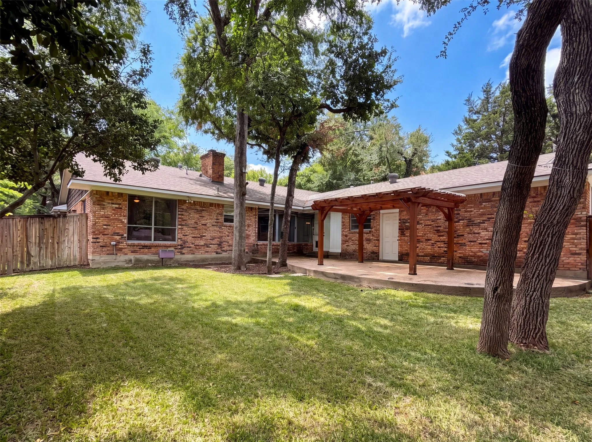 Single Family Residence For Sale in Dallas County , 8839 Sweetwater Drive, Dallas, Texas 75228, 3 Bedroom, 2 Bathroom, 2 Garage spaces, 2,009 Sqft, built in 1962, mls#21342395, Real Estate Agent in Dallas, Homes For Sale in Dallas county, Homes For Sale in Dallas, Realtor in Dallas Texas, Real Estate Brokerage Independent Realty Texas, Luminita Cordes Realtor