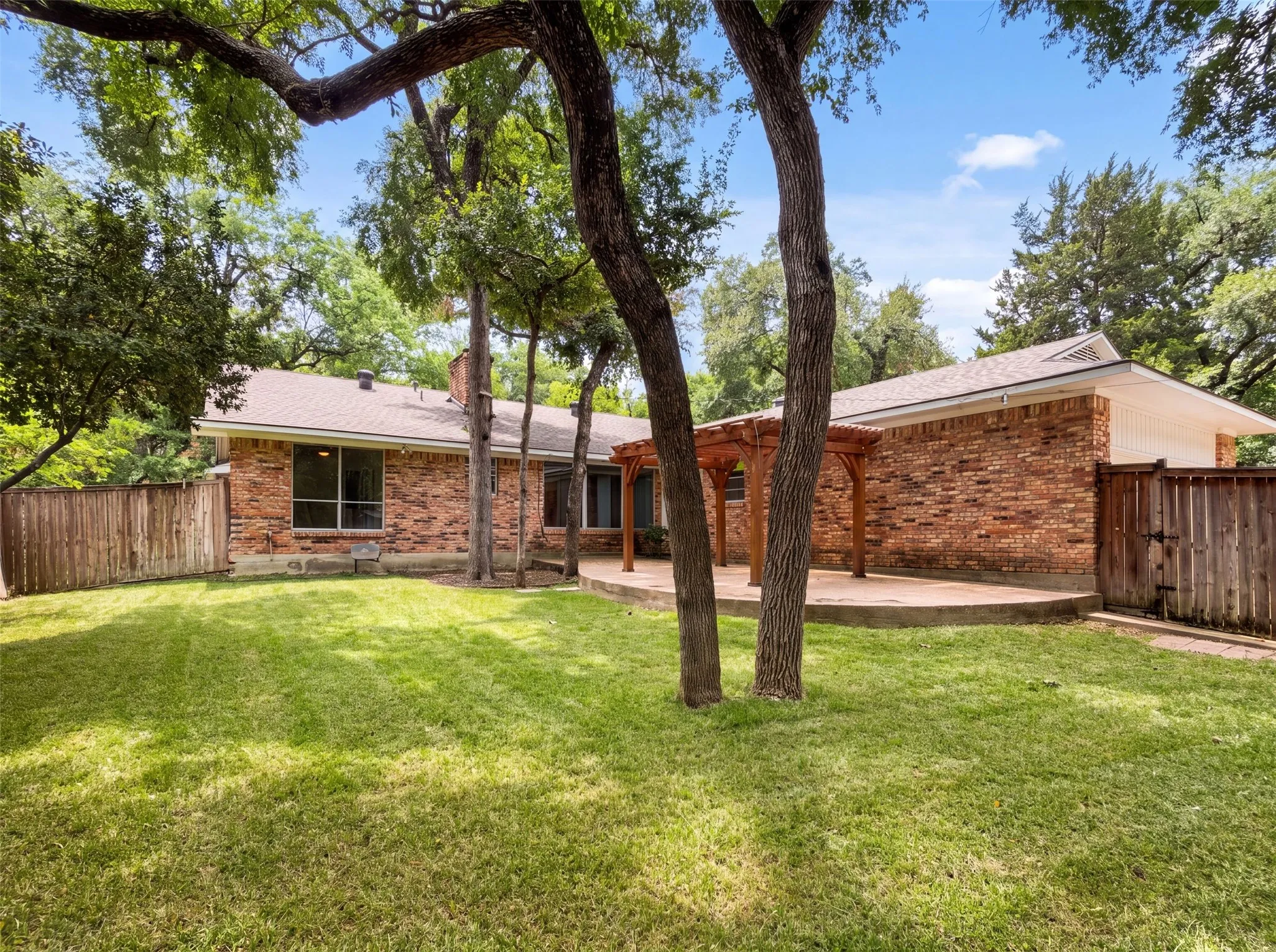 Single Family Residence For Sale in Dallas County , 8839 Sweetwater Drive, Dallas, Texas 75228, 3 Bedroom, 2 Bathroom, 2 Garage spaces, 2,009 Sqft, built in 1962, mls#21342395, Real Estate Agent in Dallas, Homes For Sale in Dallas county, Homes For Sale in Dallas, Realtor in Dallas Texas, Real Estate Brokerage Independent Realty Texas, Luminita Cordes Realtor