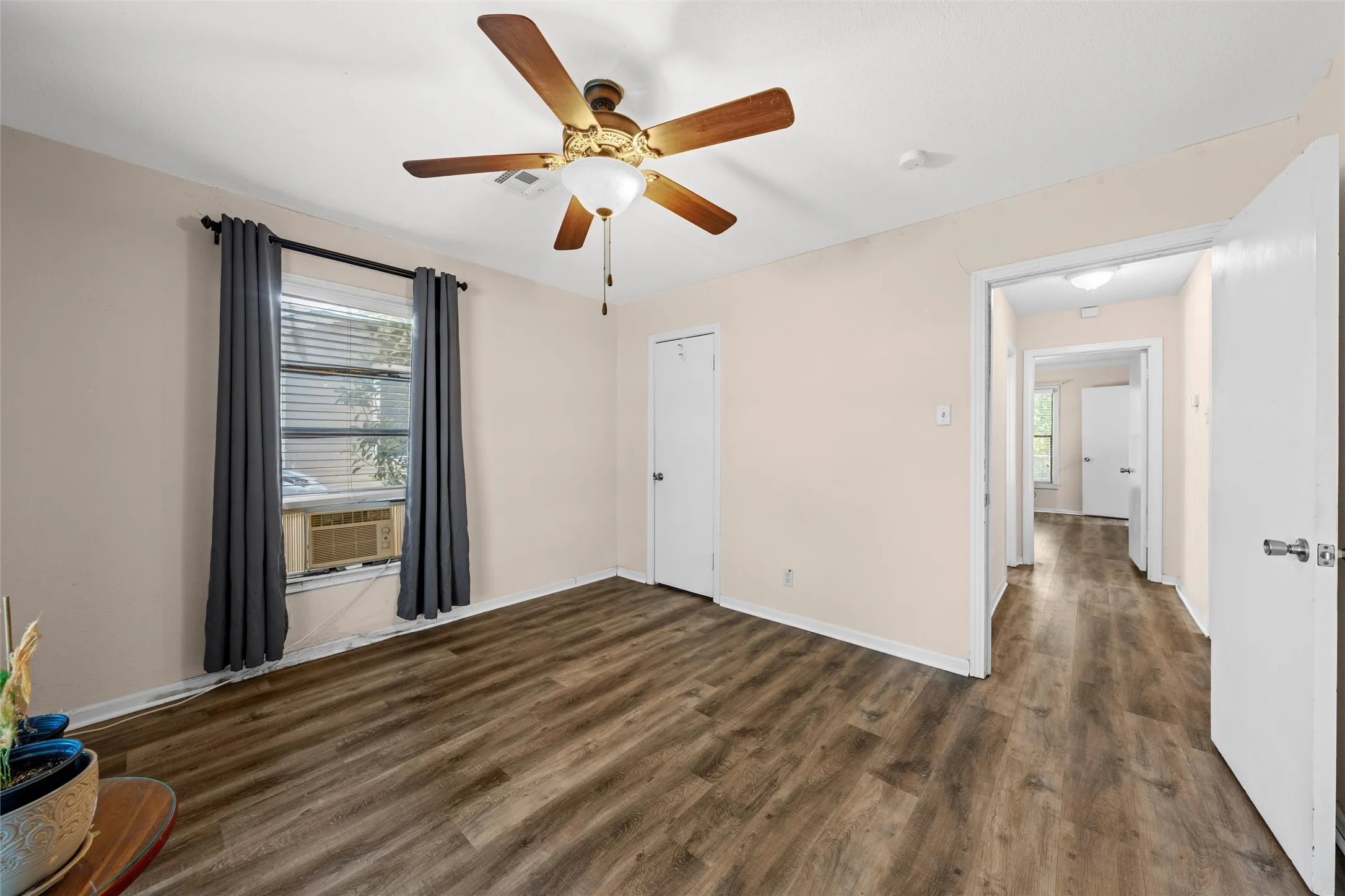 Single Family Residence For Sale in Mc Lennan County , 4513 Athens Avenue, Waco, Texas 76710, 3 Bedrooms, 2 Bathrooms, Garage spaces, 1,545 Sqft, built in 1951, Price $232,000, mls#21338568, Real Estate Agent in Waco, Homes For Sale in Mc Lennan county, Homes For Sale in Waco, Realtor in Waco Texas, Real Estate Brokerage Independent Realty Texas, Luminita Cordes Realtor