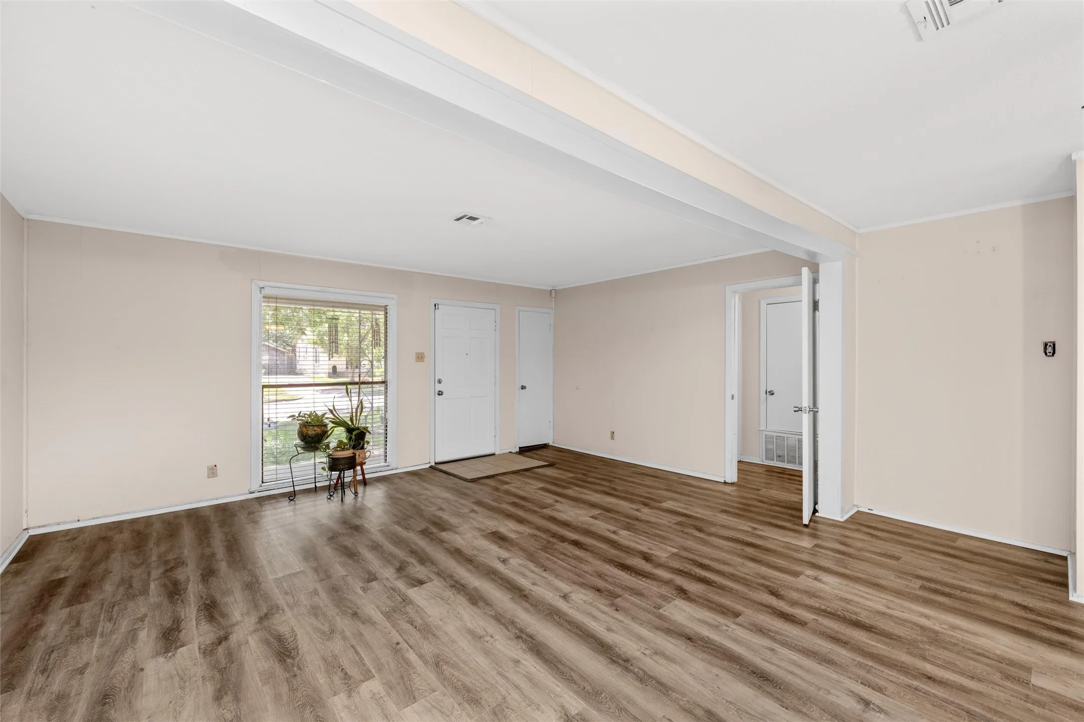 Single Family Residence For Sale in Mc Lennan County , 4513 Athens Avenue, Waco, Texas 76710, 3 Bedrooms, 2 Bathrooms, Garage spaces, 1,545 Sqft, built in 1951, Price $232,000, mls#21338568, Real Estate Agent in Waco, Homes For Sale in Mc Lennan county, Homes For Sale in Waco, Realtor in Waco Texas, Real Estate Brokerage Independent Realty Texas, Luminita Cordes Realtor
