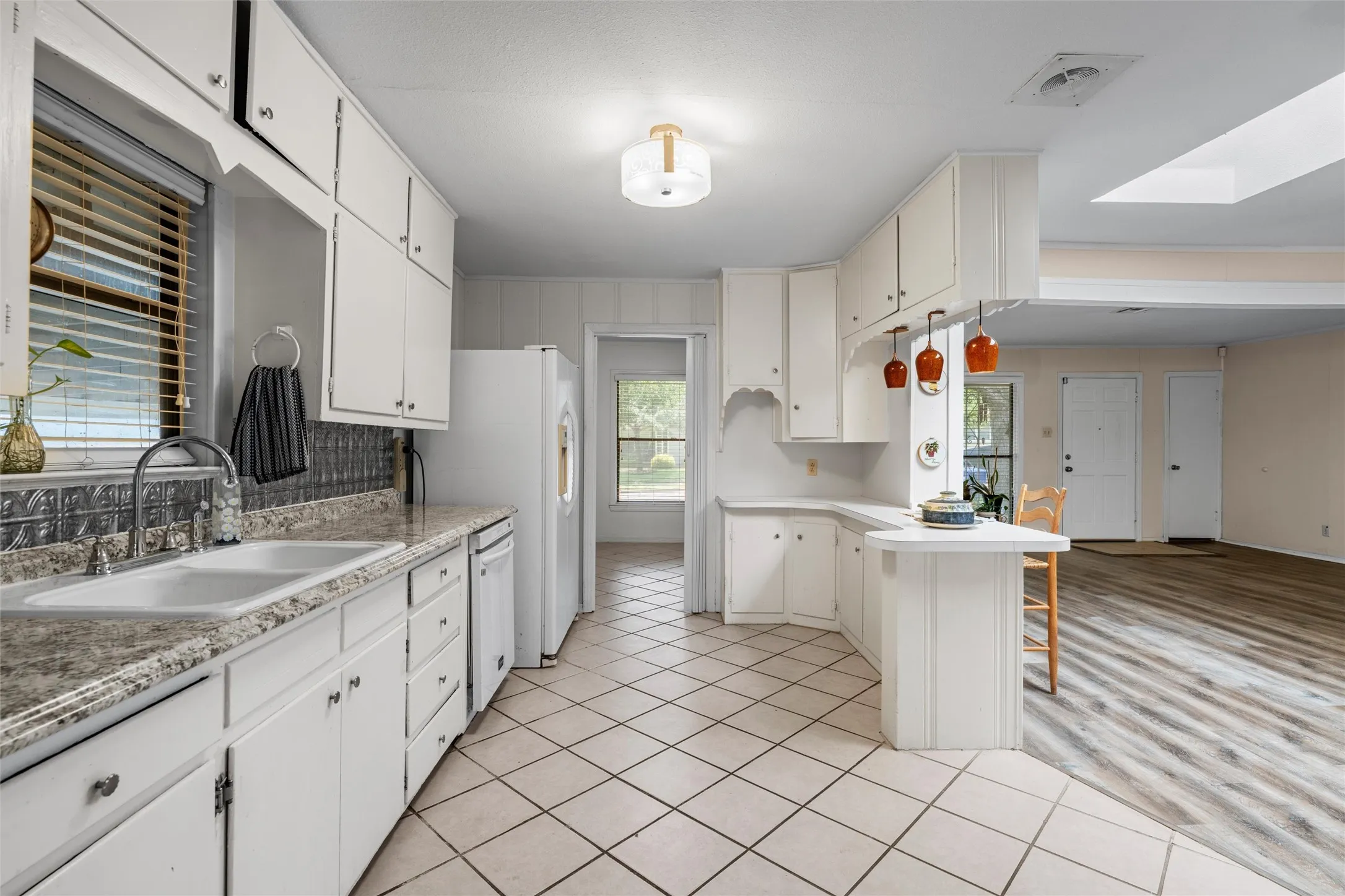 Single Family Residence For Sale in Mc Lennan County , 4513 Athens Avenue, Waco, Texas 76710, 3 Bedrooms, 2 Bathrooms, Garage spaces, 1,545 Sqft, built in 1951, Price $232,000, mls#21338568, Real Estate Agent in Waco, Homes For Sale in Mc Lennan county, Homes For Sale in Waco, Realtor in Waco Texas, Real Estate Brokerage Independent Realty Texas, Luminita Cordes Realtor