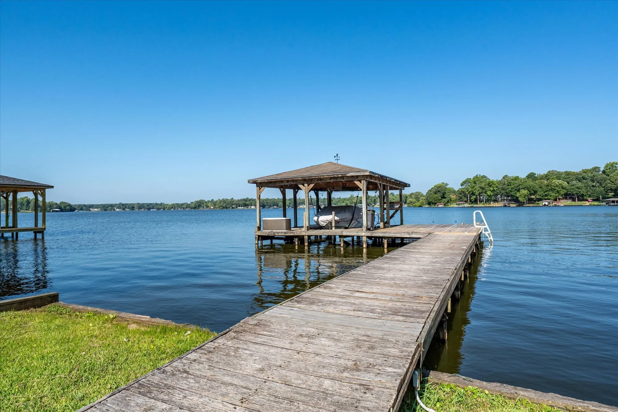 Single Family Residence For Sale in Van Zandt County , 727 Callender Lake Drive D, Murchison, Texas 75778, 3 Bedroom, 2 Bathroom, 2 Garage spaces, 1,427 Sqft, built in 1973, mls#21342379, Real Estate Agent in Murchison, Homes For Sale in Van Zandt county, Homes For Sale in Murchison, Realtor in Murchison Texas, Real Estate Brokerage Independent Realty Texas, Luminita Cordes Realtor