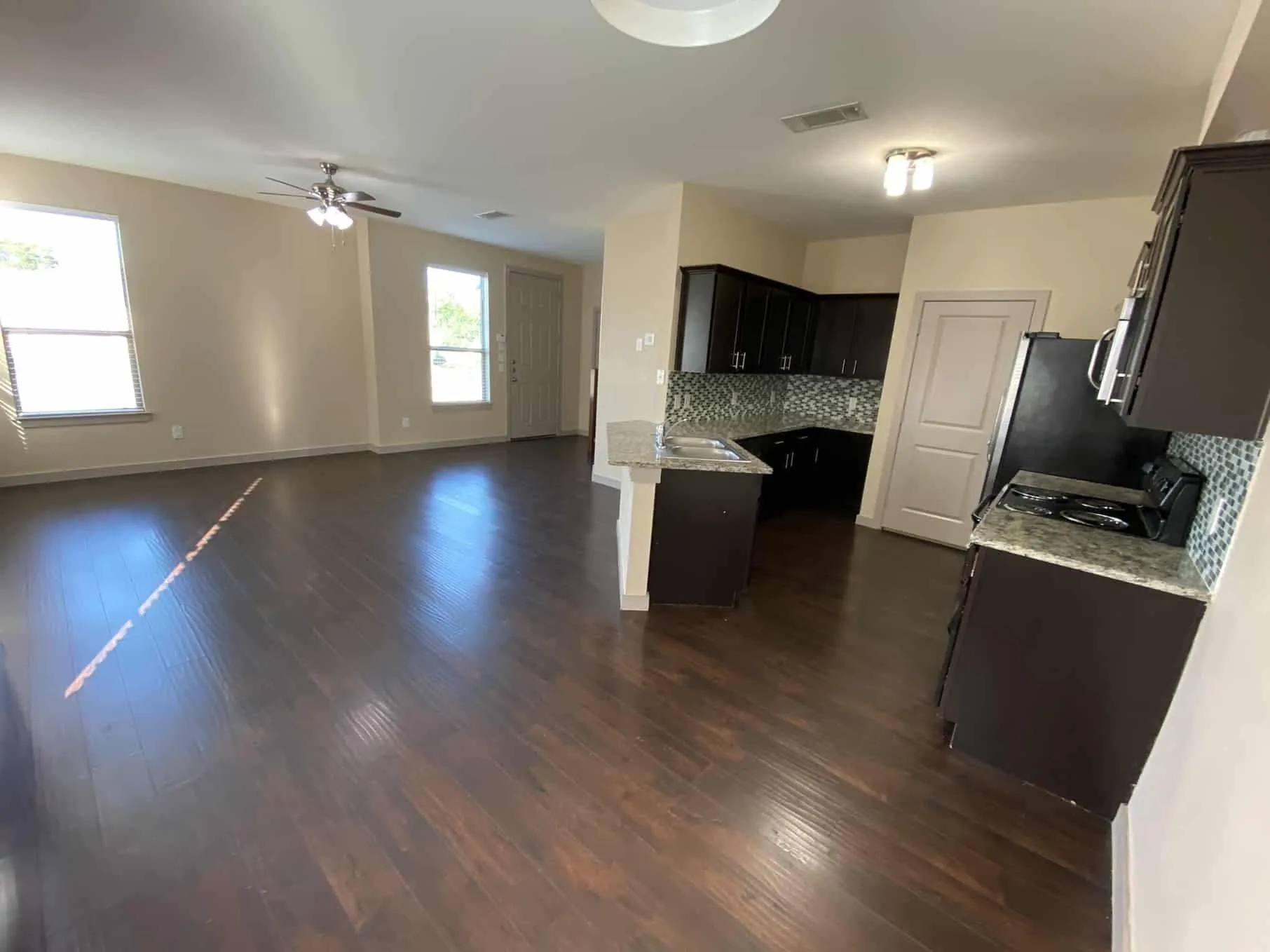 Townhouse For Rent in Tarrant County , 3621 Valley Vista Drive 505, Fort Worth, Texas 76053, 2 Bedroom, 3 Bathroom, Garage spaces, 1,350 Sqft, built in 2013, mls#21341757, Real Estate Agent in Fort Worth, Homes For Rent in Tarrant county, Homes For Rent in Fort Worth, Realtor in Fort Worth Texas, Real Estate Brokerage Independent Realty Texas, Luminita Cordes Realtor