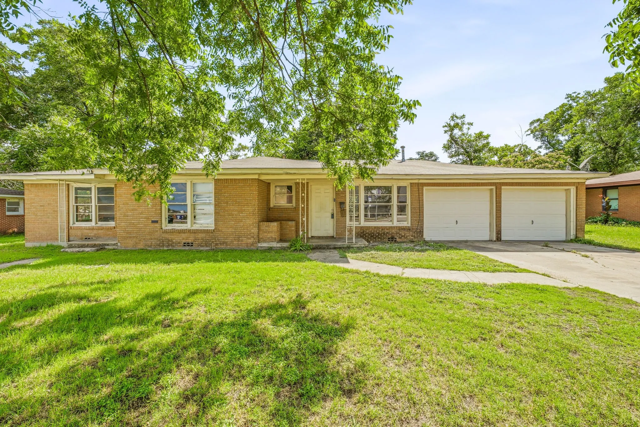 Single Family Residence For Sale in Erath County , 594 N Harbin Drive, Stephenville, Texas 76401, 3 Bedrooms, 2 Bathrooms, 2 Garage spaces, 1,822 Sqft, built in 1955, Price $365,000, mls#21342370, Real Estate Agent in Stephenville, Homes For Sale in Erath county, Homes For Sale in Stephenville, Realtor in Stephenville Texas, Real Estate Brokerage Independent Realty Texas, Luminita Cordes Realtor