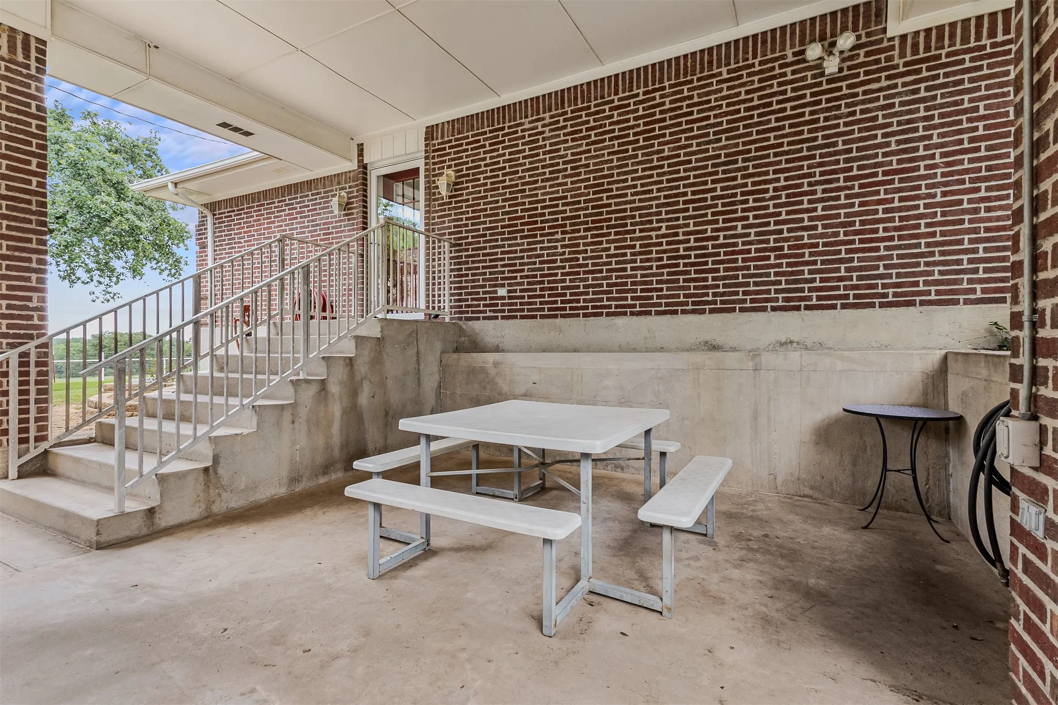 Covered patio space of 339 Colwell Rd in Forestburg, TX