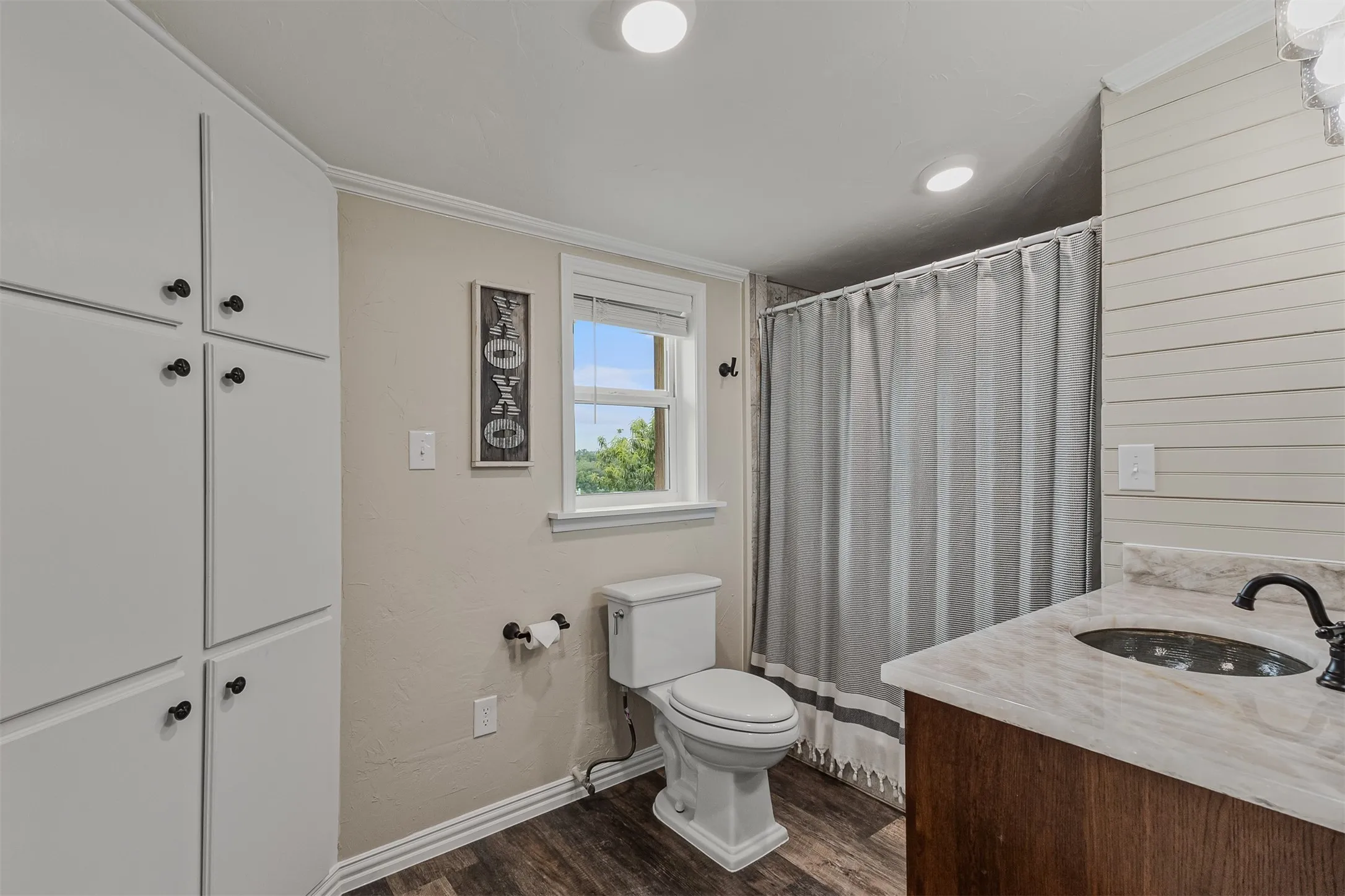 Primary ensuite bathroom of 339 Colwell Rd in Forestburg, TX