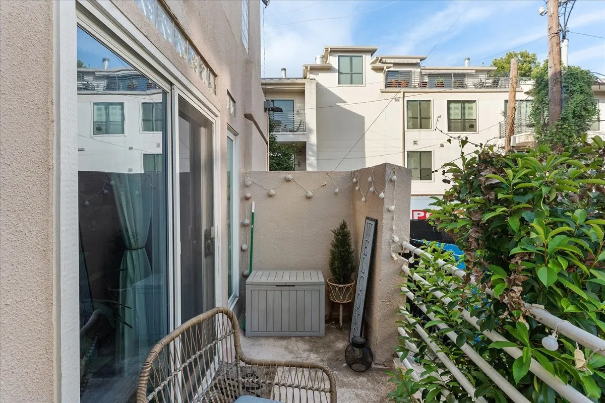 Condominium For Sale in Dallas County , 4040 Avondale Avenue 405, Dallas, Texas 75219, 2 Bedroom, 3 Bathroom, 2 Garage spaces, 1,360 Sqft, built in 1985, mls#21342454, Real Estate Agent in Dallas, Homes For Sale in Dallas county, Homes For Sale in Dallas, Realtor in Dallas Texas, Real Estate Brokerage Independent Realty Texas, Luminita Cordes Realtor