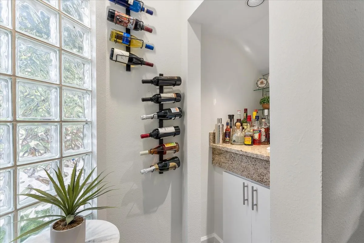 Condominium For Sale in Dallas County , 4040 Avondale Avenue 405, Dallas, Texas 75219, 2 Bedroom, 3 Bathroom, 2 Garage spaces, 1,360 Sqft, built in 1985, mls#21342454, Real Estate Agent in Dallas, Homes For Sale in Dallas county, Homes For Sale in Dallas, Realtor in Dallas Texas, Real Estate Brokerage Independent Realty Texas, Luminita Cordes Realtor