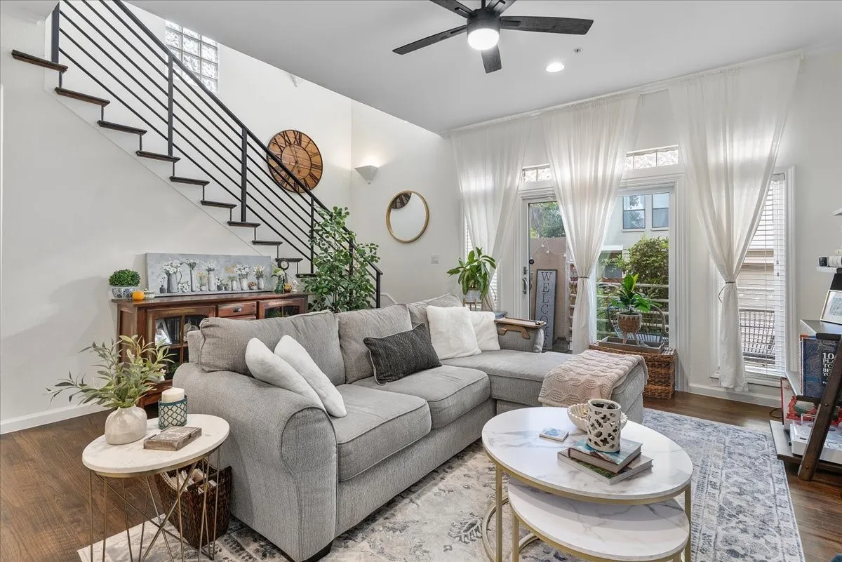 Condominium For Sale in Dallas County , 4040 Avondale Avenue 405, Dallas, Texas 75219, 2 Bedroom, 3 Bathroom, 2 Garage spaces, 1,360 Sqft, built in 1985, mls#21342454, Real Estate Agent in Dallas, Homes For Sale in Dallas county, Homes For Sale in Dallas, Realtor in Dallas Texas, Real Estate Brokerage Independent Realty Texas, Luminita Cordes Realtor