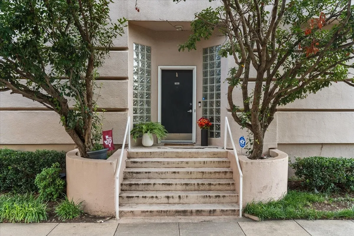 Condominium For Sale in Dallas County , 4040 Avondale Avenue 405, Dallas, Texas 75219, 2 Bedroom, 3 Bathroom, 2 Garage spaces, 1,360 Sqft, built in 1985, mls#21342454, Real Estate Agent in Dallas, Homes For Sale in Dallas county, Homes For Sale in Dallas, Realtor in Dallas Texas, Real Estate Brokerage Independent Realty Texas, Luminita Cordes Realtor