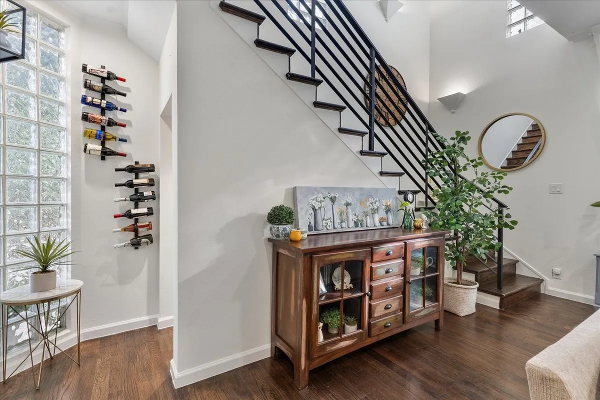Condominium For Sale in Dallas County , 4040 Avondale Avenue 405, Dallas, Texas 75219, 2 Bedroom, 3 Bathroom, 2 Garage spaces, 1,360 Sqft, built in 1985, mls#21342454, Real Estate Agent in Dallas, Homes For Sale in Dallas county, Homes For Sale in Dallas, Realtor in Dallas Texas, Real Estate Brokerage Independent Realty Texas, Luminita Cordes Realtor