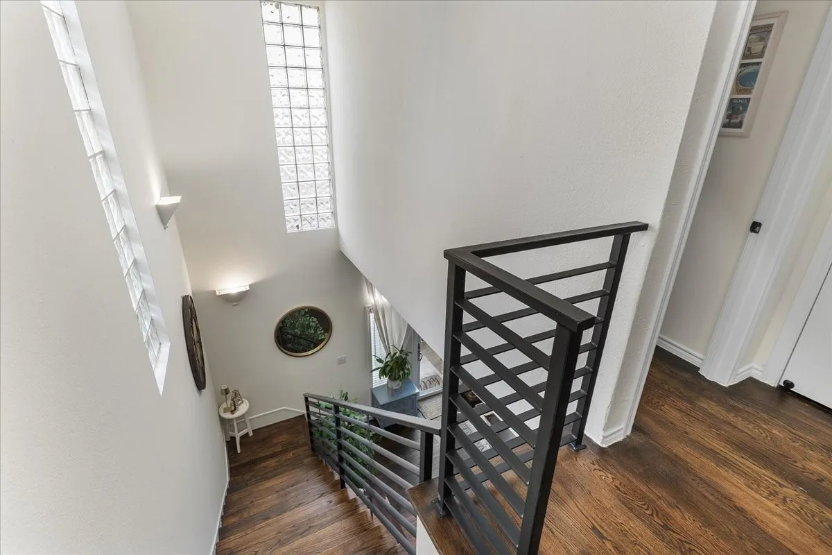 Condominium For Sale in Dallas County , 4040 Avondale Avenue 405, Dallas, Texas 75219, 2 Bedroom, 3 Bathroom, 2 Garage spaces, 1,360 Sqft, built in 1985, mls#21342454, Real Estate Agent in Dallas, Homes For Sale in Dallas county, Homes For Sale in Dallas, Realtor in Dallas Texas, Real Estate Brokerage Independent Realty Texas, Luminita Cordes Realtor