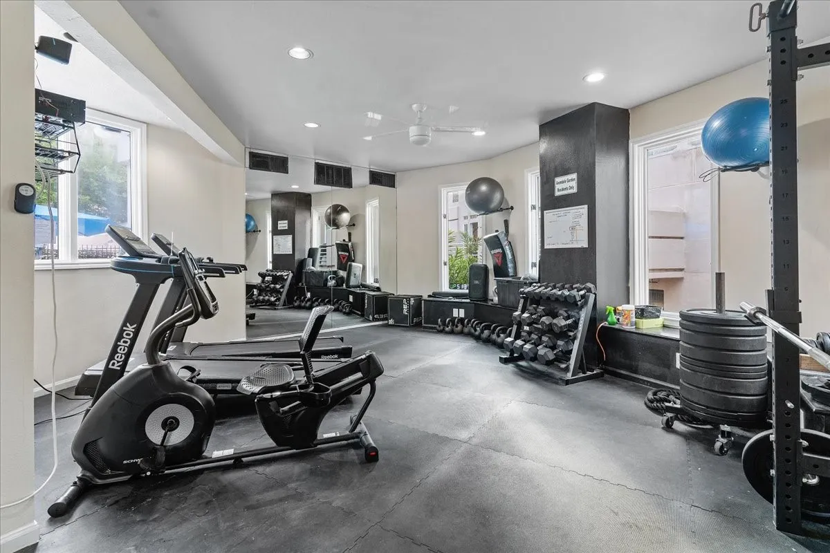 Condominium For Sale in Dallas County , 4040 Avondale Avenue 405, Dallas, Texas 75219, 2 Bedroom, 3 Bathroom, 2 Garage spaces, 1,360 Sqft, built in 1985, mls#21342454, Real Estate Agent in Dallas, Homes For Sale in Dallas county, Homes For Sale in Dallas, Realtor in Dallas Texas, Real Estate Brokerage Independent Realty Texas, Luminita Cordes Realtor