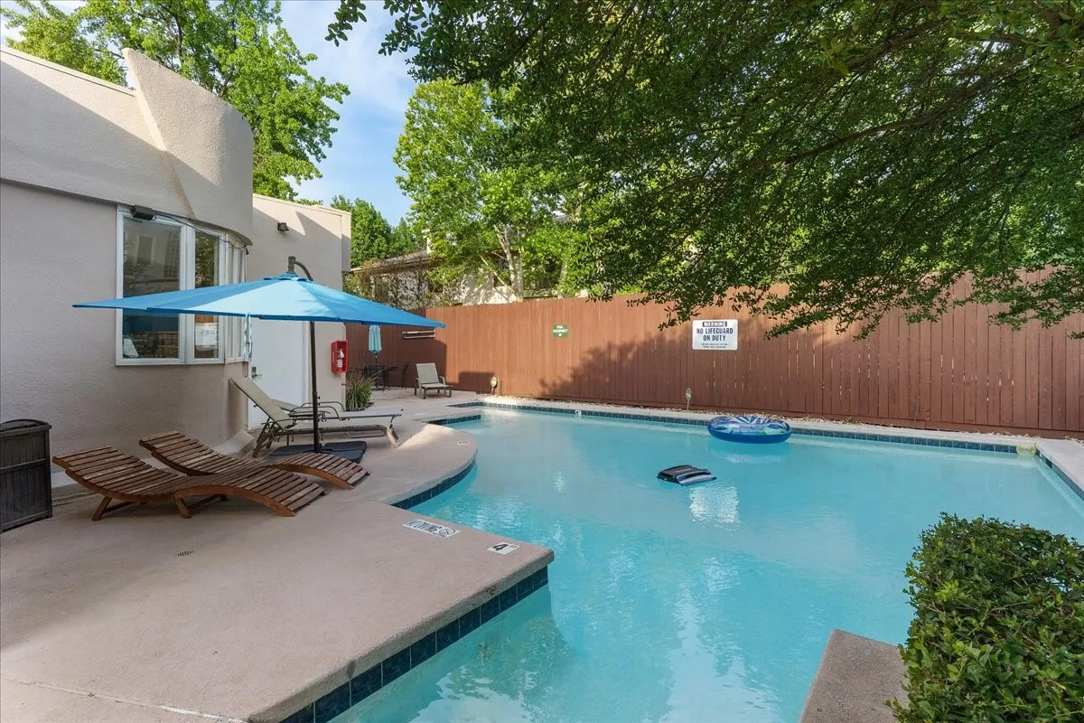 Condominium For Sale in Dallas County , 4040 Avondale Avenue 405, Dallas, Texas 75219, 2 Bedroom, 3 Bathroom, 2 Garage spaces, 1,360 Sqft, built in 1985, mls#21342454, Real Estate Agent in Dallas, Homes For Sale in Dallas county, Homes For Sale in Dallas, Realtor in Dallas Texas, Real Estate Brokerage Independent Realty Texas, Luminita Cordes Realtor