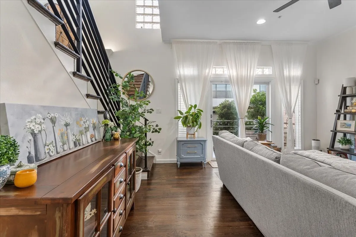 Condominium For Sale in Dallas County , 4040 Avondale Avenue 405, Dallas, Texas 75219, 2 Bedroom, 3 Bathroom, 2 Garage spaces, 1,360 Sqft, built in 1985, mls#21342454, Real Estate Agent in Dallas, Homes For Sale in Dallas county, Homes For Sale in Dallas, Realtor in Dallas Texas, Real Estate Brokerage Independent Realty Texas, Luminita Cordes Realtor
