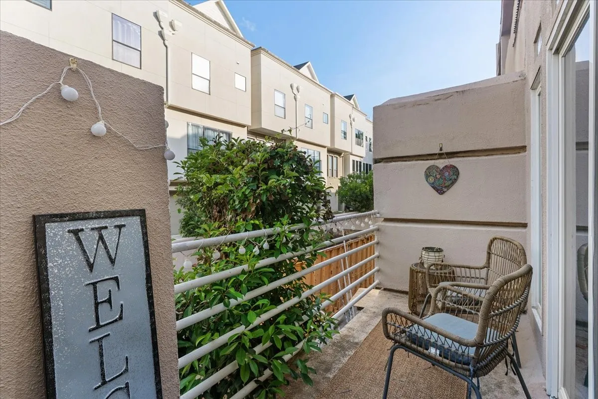 Condominium For Sale in Dallas County , 4040 Avondale Avenue 405, Dallas, Texas 75219, 2 Bedroom, 3 Bathroom, 2 Garage spaces, 1,360 Sqft, built in 1985, mls#21342454, Real Estate Agent in Dallas, Homes For Sale in Dallas county, Homes For Sale in Dallas, Realtor in Dallas Texas, Real Estate Brokerage Independent Realty Texas, Luminita Cordes Realtor