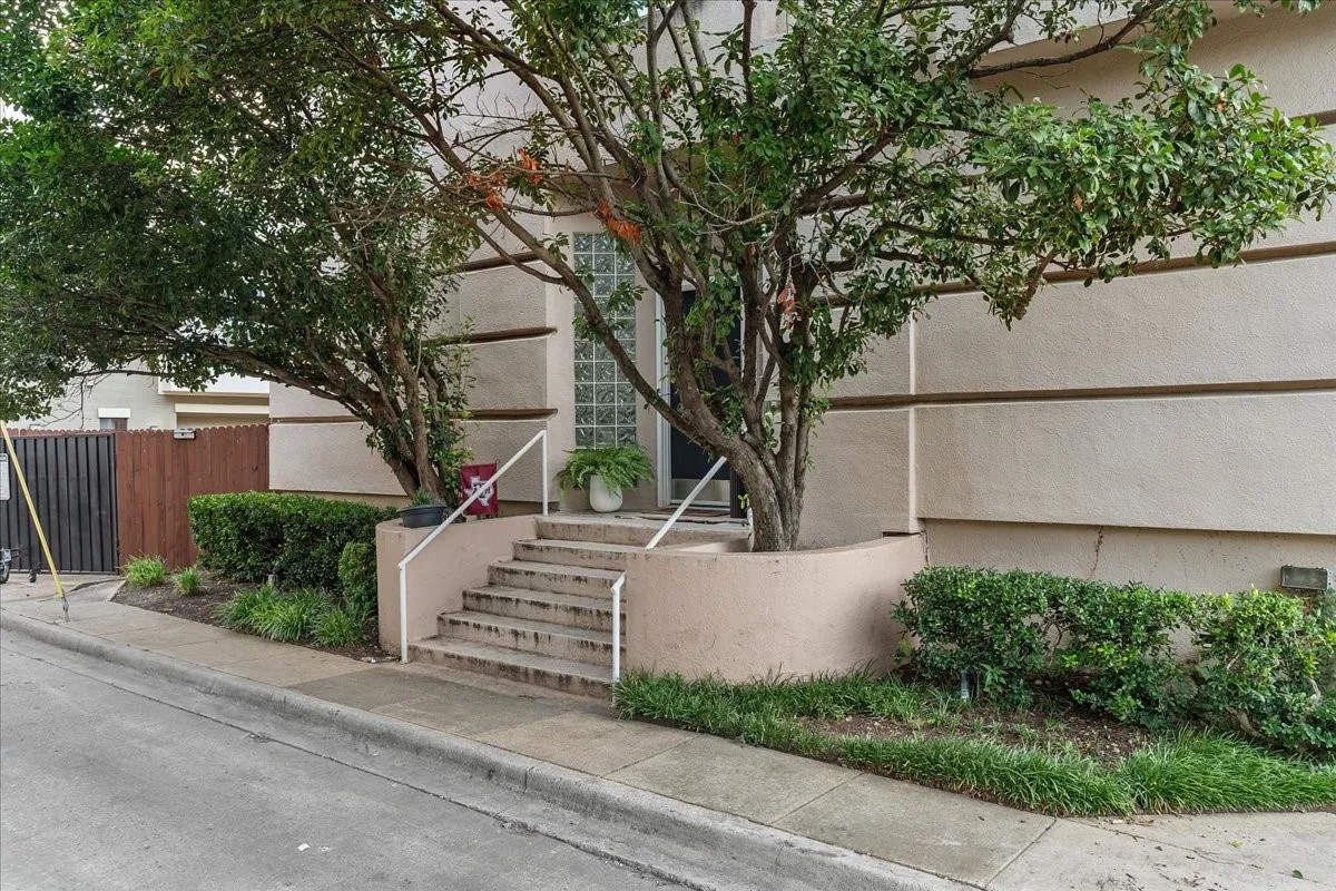 Condominium For Sale in Dallas County , 4040 Avondale Avenue 405, Dallas, Texas 75219, 2 Bedroom, 3 Bathroom, 2 Garage spaces, 1,360 Sqft, built in 1985, mls#21342454, Real Estate Agent in Dallas, Homes For Sale in Dallas county, Homes For Sale in Dallas, Realtor in Dallas Texas, Real Estate Brokerage Independent Realty Texas, Luminita Cordes Realtor