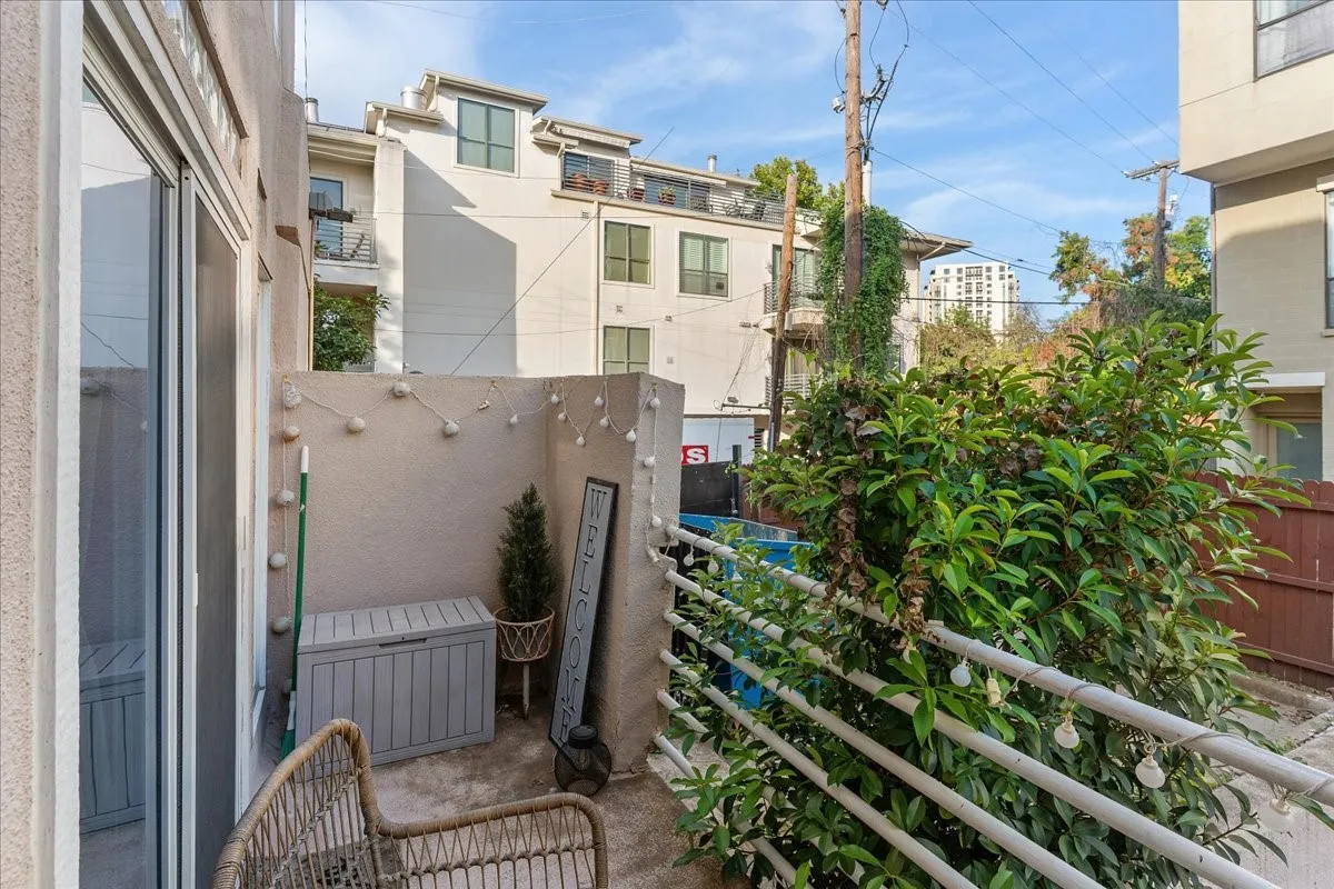 Condominium For Sale in Dallas County , 4040 Avondale Avenue 405, Dallas, Texas 75219, 2 Bedroom, 3 Bathroom, 2 Garage spaces, 1,360 Sqft, built in 1985, mls#21342454, Real Estate Agent in Dallas, Homes For Sale in Dallas county, Homes For Sale in Dallas, Realtor in Dallas Texas, Real Estate Brokerage Independent Realty Texas, Luminita Cordes Realtor