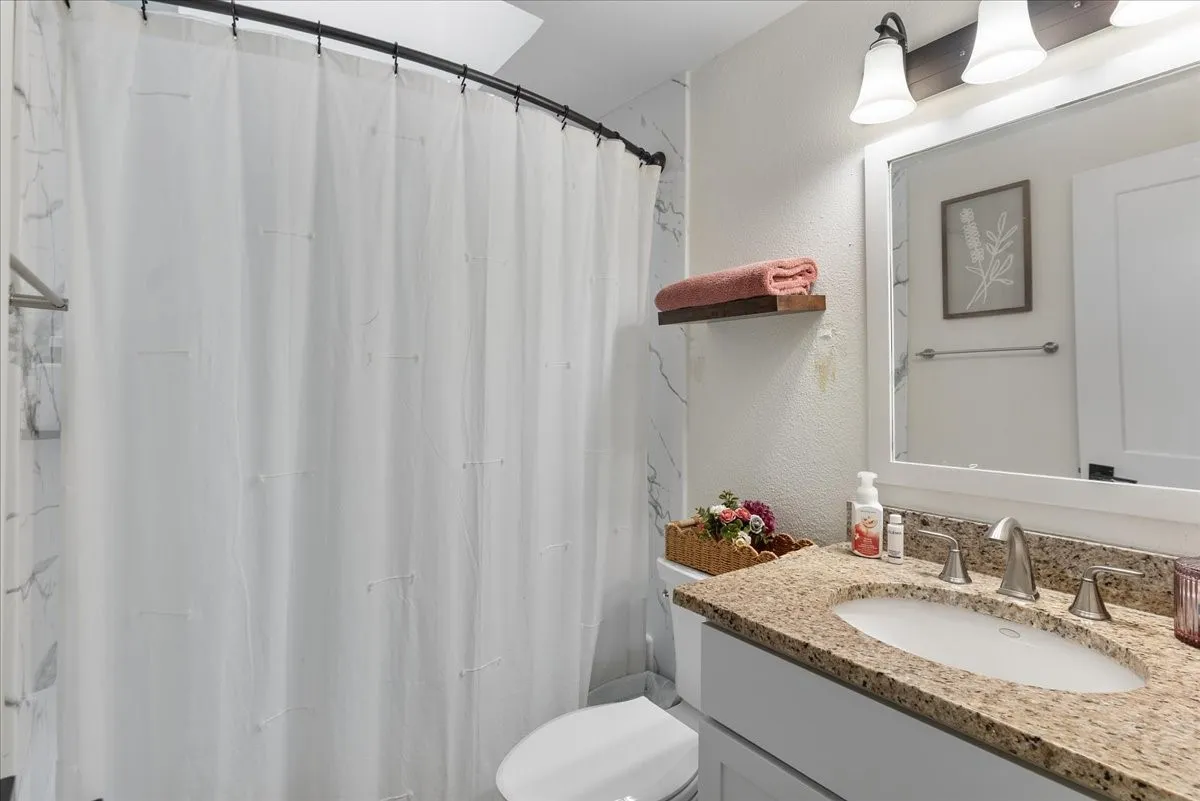 Condominium For Sale in Dallas County , 4040 Avondale Avenue 405, Dallas, Texas 75219, 2 Bedroom, 3 Bathroom, 2 Garage spaces, 1,360 Sqft, built in 1985, mls#21342454, Real Estate Agent in Dallas, Homes For Sale in Dallas county, Homes For Sale in Dallas, Realtor in Dallas Texas, Real Estate Brokerage Independent Realty Texas, Luminita Cordes Realtor