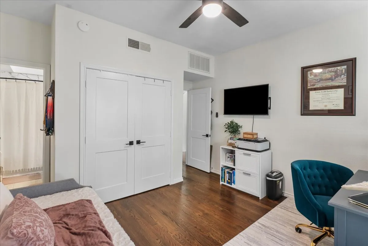 Condominium For Sale in Dallas County , 4040 Avondale Avenue 405, Dallas, Texas 75219, 2 Bedroom, 3 Bathroom, 2 Garage spaces, 1,360 Sqft, built in 1985, mls#21342454, Real Estate Agent in Dallas, Homes For Sale in Dallas county, Homes For Sale in Dallas, Realtor in Dallas Texas, Real Estate Brokerage Independent Realty Texas, Luminita Cordes Realtor