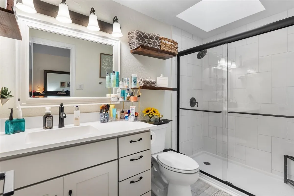 Condominium For Sale in Dallas County , 4040 Avondale Avenue 405, Dallas, Texas 75219, 2 Bedroom, 3 Bathroom, 2 Garage spaces, 1,360 Sqft, built in 1985, mls#21342454, Real Estate Agent in Dallas, Homes For Sale in Dallas county, Homes For Sale in Dallas, Realtor in Dallas Texas, Real Estate Brokerage Independent Realty Texas, Luminita Cordes Realtor