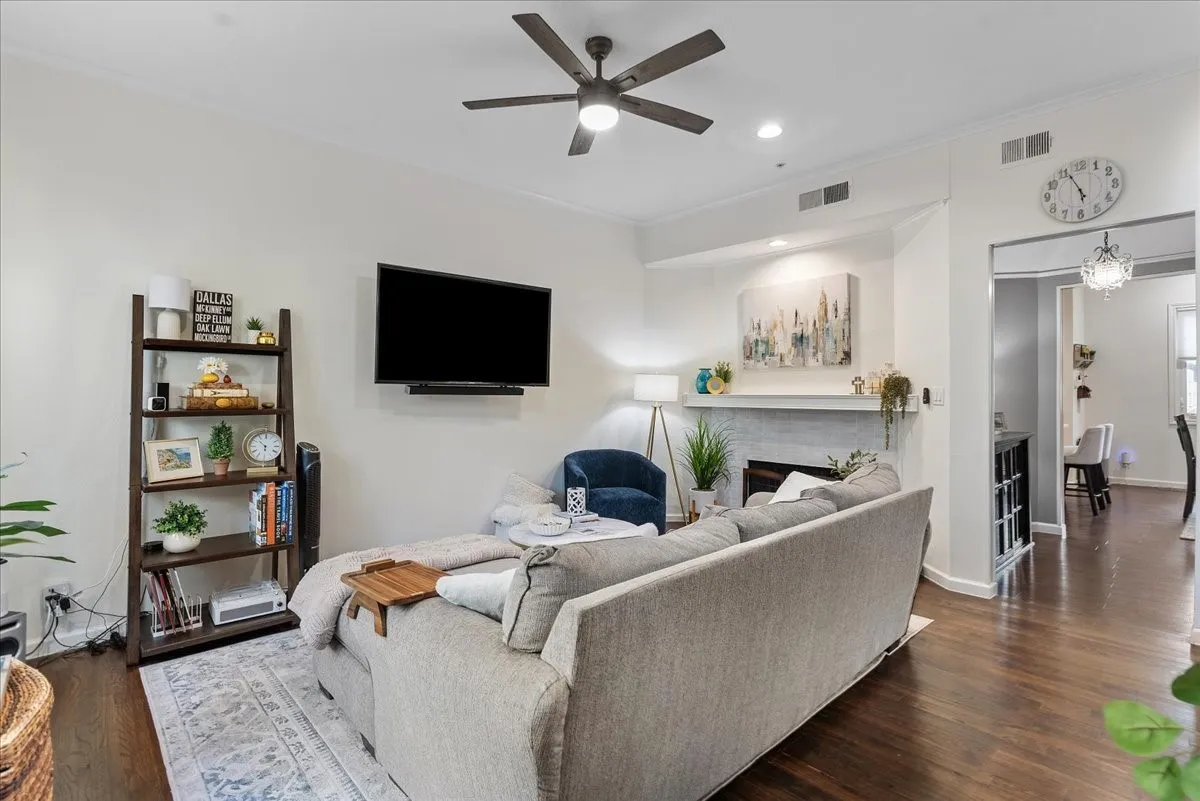 Condominium For Sale in Dallas County , 4040 Avondale Avenue 405, Dallas, Texas 75219, 2 Bedroom, 3 Bathroom, 2 Garage spaces, 1,360 Sqft, built in 1985, mls#21342454, Real Estate Agent in Dallas, Homes For Sale in Dallas county, Homes For Sale in Dallas, Realtor in Dallas Texas, Real Estate Brokerage Independent Realty Texas, Luminita Cordes Realtor