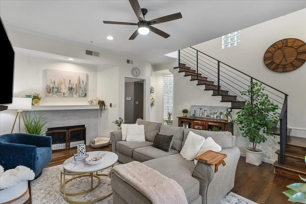 Condominium For Sale in Dallas County , 4040 Avondale Avenue 405, Dallas, Texas 75219, 2 Bedroom, 3 Bathroom, 2 Garage spaces, 1,360 Sqft, built in 1985, mls#21342454, Real Estate Agent in Dallas, Homes For Sale in Dallas county, Homes For Sale in Dallas, Realtor in Dallas Texas, Real Estate Brokerage Independent Realty Texas, Luminita Cordes Realtor