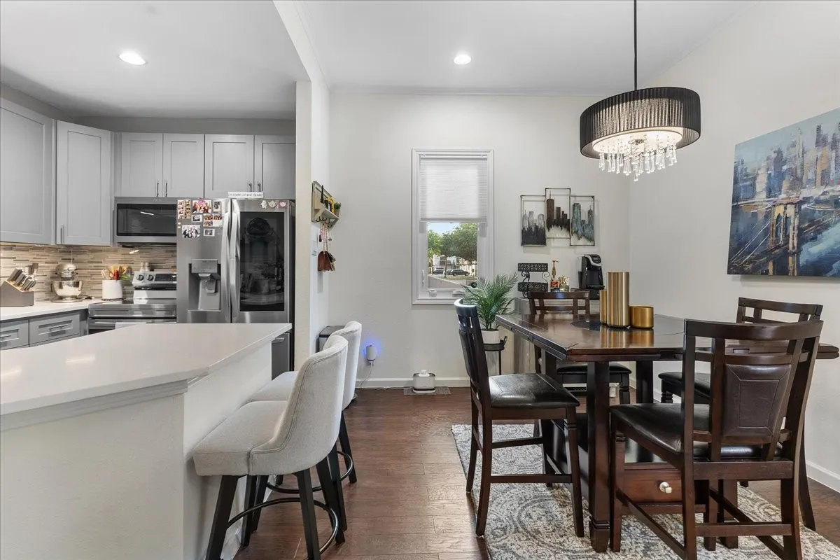 Condominium For Sale in Dallas County , 4040 Avondale Avenue 405, Dallas, Texas 75219, 2 Bedroom, 3 Bathroom, 2 Garage spaces, 1,360 Sqft, built in 1985, mls#21342454, Real Estate Agent in Dallas, Homes For Sale in Dallas county, Homes For Sale in Dallas, Realtor in Dallas Texas, Real Estate Brokerage Independent Realty Texas, Luminita Cordes Realtor
