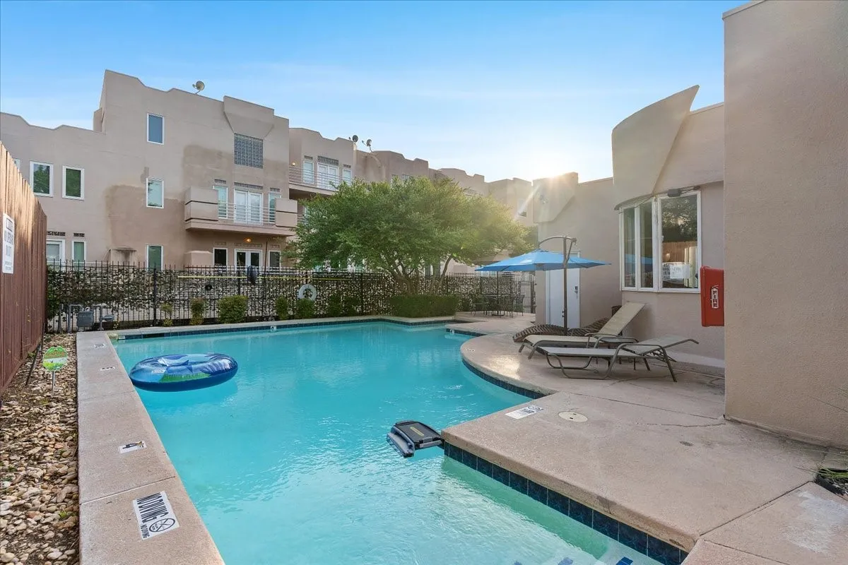 Condominium For Sale in Dallas County , 4040 Avondale Avenue 405, Dallas, Texas 75219, 2 Bedroom, 3 Bathroom, 2 Garage spaces, 1,360 Sqft, built in 1985, mls#21342454, Real Estate Agent in Dallas, Homes For Sale in Dallas county, Homes For Sale in Dallas, Realtor in Dallas Texas, Real Estate Brokerage Independent Realty Texas, Luminita Cordes Realtor