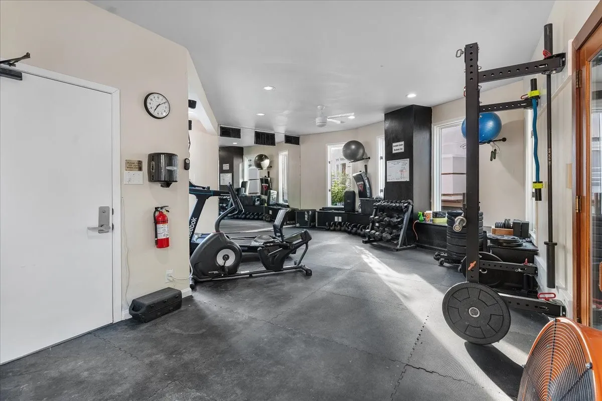 Condominium For Sale in Dallas County , 4040 Avondale Avenue 405, Dallas, Texas 75219, 2 Bedroom, 3 Bathroom, 2 Garage spaces, 1,360 Sqft, built in 1985, mls#21342454, Real Estate Agent in Dallas, Homes For Sale in Dallas county, Homes For Sale in Dallas, Realtor in Dallas Texas, Real Estate Brokerage Independent Realty Texas, Luminita Cordes Realtor