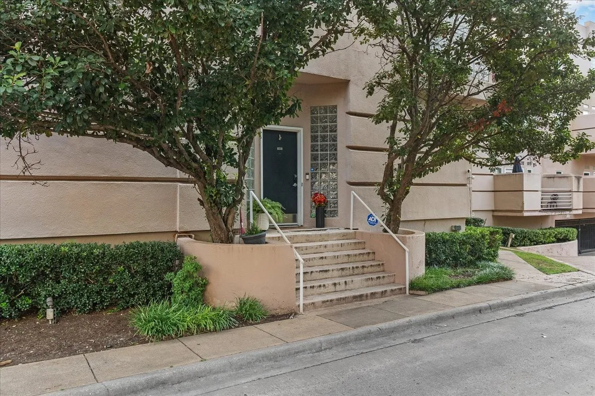 Condominium For Sale in Dallas County , 4040 Avondale Avenue 405, Dallas, Texas 75219, 2 Bedroom, 3 Bathroom, 2 Garage spaces, 1,360 Sqft, built in 1985, mls#21342454, Real Estate Agent in Dallas, Homes For Sale in Dallas county, Homes For Sale in Dallas, Realtor in Dallas Texas, Real Estate Brokerage Independent Realty Texas, Luminita Cordes Realtor