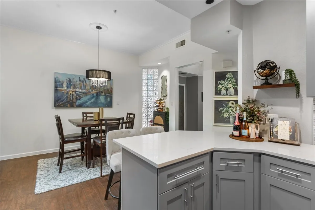 Condominium For Sale in Dallas County , 4040 Avondale Avenue 405, Dallas, Texas 75219, 2 Bedroom, 3 Bathroom, 2 Garage spaces, 1,360 Sqft, built in 1985, mls#21342454, Real Estate Agent in Dallas, Homes For Sale in Dallas county, Homes For Sale in Dallas, Realtor in Dallas Texas, Real Estate Brokerage Independent Realty Texas, Luminita Cordes Realtor