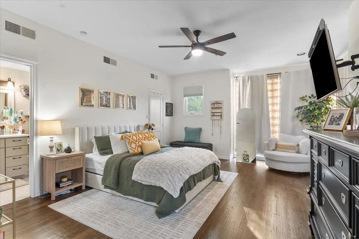 Condominium For Sale in Dallas County , 4040 Avondale Avenue 405, Dallas, Texas 75219, 2 Bedroom, 3 Bathroom, 2 Garage spaces, 1,360 Sqft, built in 1985, mls#21342454, Real Estate Agent in Dallas, Homes For Sale in Dallas county, Homes For Sale in Dallas, Realtor in Dallas Texas, Real Estate Brokerage Independent Realty Texas, Luminita Cordes Realtor