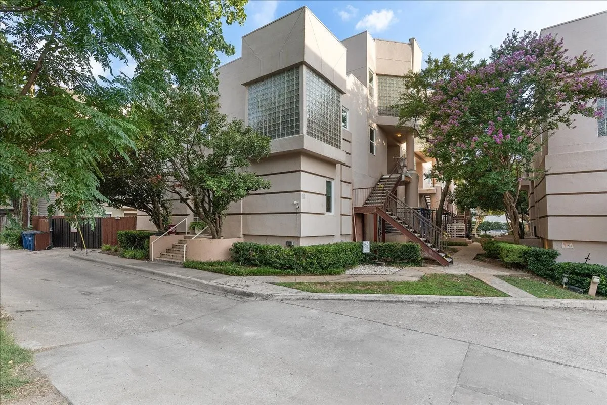 Condominium For Sale in Dallas County , 4040 Avondale Avenue 405, Dallas, Texas 75219, 2 Bedroom, 3 Bathroom, 2 Garage spaces, 1,360 Sqft, built in 1985, mls#21342454, Real Estate Agent in Dallas, Homes For Sale in Dallas county, Homes For Sale in Dallas, Realtor in Dallas Texas, Real Estate Brokerage Independent Realty Texas, Luminita Cordes Realtor