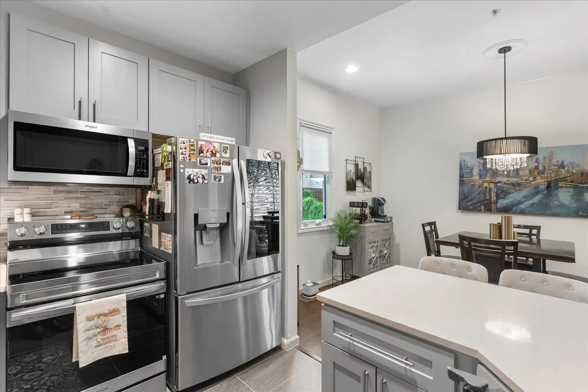 Condominium For Sale in Dallas County , 4040 Avondale Avenue 405, Dallas, Texas 75219, 2 Bedroom, 3 Bathroom, 2 Garage spaces, 1,360 Sqft, built in 1985, mls#21342454, Real Estate Agent in Dallas, Homes For Sale in Dallas county, Homes For Sale in Dallas, Realtor in Dallas Texas, Real Estate Brokerage Independent Realty Texas, Luminita Cordes Realtor