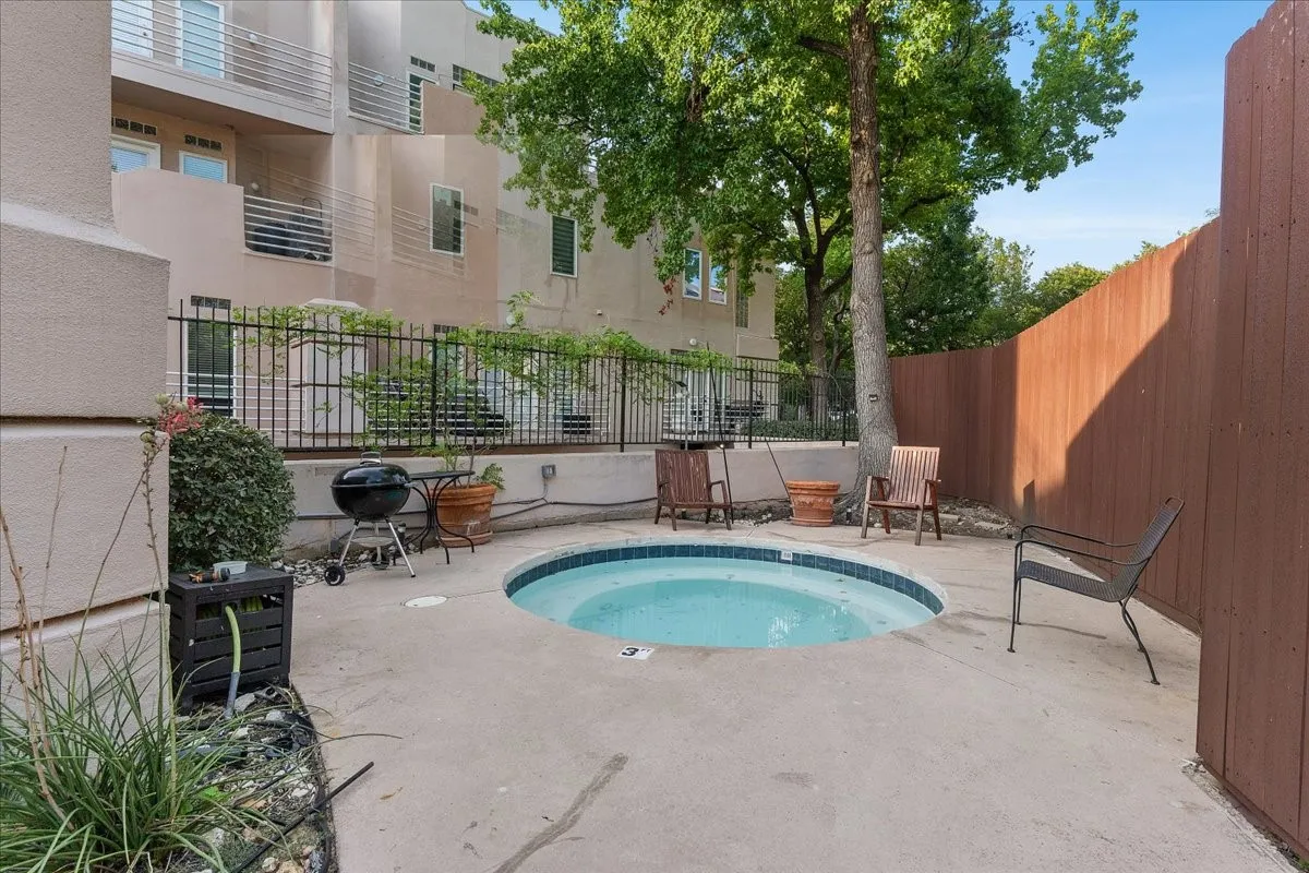 Condominium For Sale in Dallas County , 4040 Avondale Avenue 405, Dallas, Texas 75219, 2 Bedroom, 3 Bathroom, 2 Garage spaces, 1,360 Sqft, built in 1985, mls#21342454, Real Estate Agent in Dallas, Homes For Sale in Dallas county, Homes For Sale in Dallas, Realtor in Dallas Texas, Real Estate Brokerage Independent Realty Texas, Luminita Cordes Realtor
