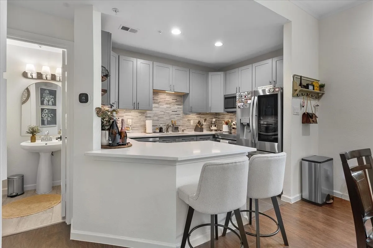 Condominium For Sale in Dallas County , 4040 Avondale Avenue 405, Dallas, Texas 75219, 2 Bedroom, 3 Bathroom, 2 Garage spaces, 1,360 Sqft, built in 1985, mls#21342454, Real Estate Agent in Dallas, Homes For Sale in Dallas county, Homes For Sale in Dallas, Realtor in Dallas Texas, Real Estate Brokerage Independent Realty Texas, Luminita Cordes Realtor