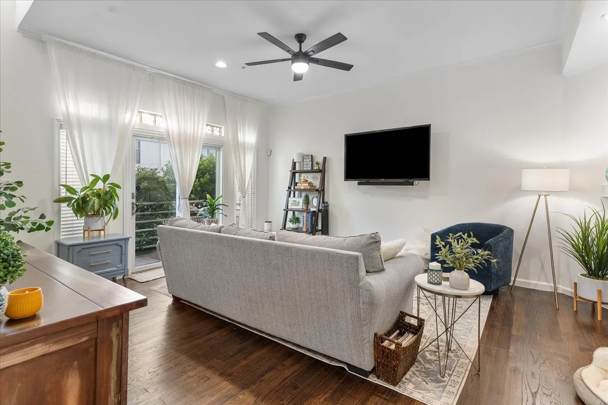 Condominium For Sale in Dallas County , 4040 Avondale Avenue 405, Dallas, Texas 75219, 2 Bedroom, 3 Bathroom, 2 Garage spaces, 1,360 Sqft, built in 1985, mls#21342454, Real Estate Agent in Dallas, Homes For Sale in Dallas county, Homes For Sale in Dallas, Realtor in Dallas Texas, Real Estate Brokerage Independent Realty Texas, Luminita Cordes Realtor