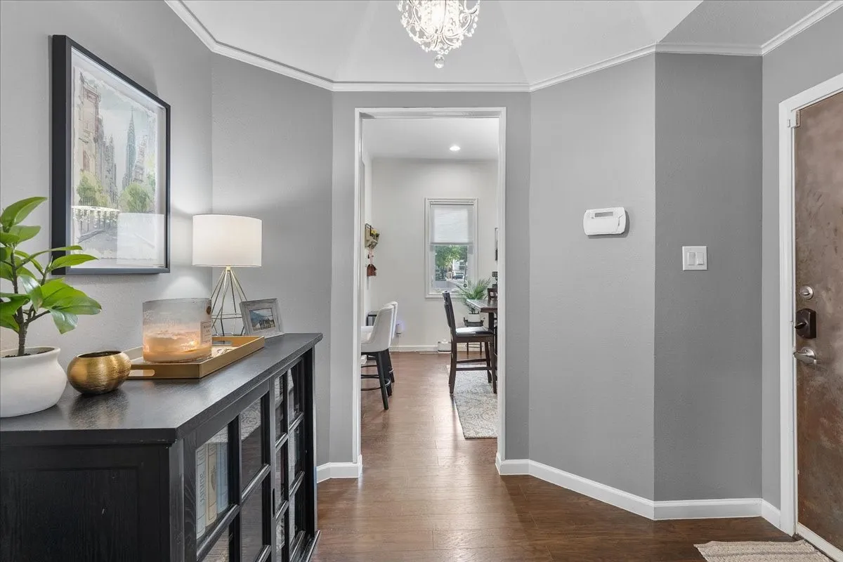 Condominium For Sale in Dallas County , 4040 Avondale Avenue 405, Dallas, Texas 75219, 2 Bedroom, 3 Bathroom, 2 Garage spaces, 1,360 Sqft, built in 1985, mls#21342454, Real Estate Agent in Dallas, Homes For Sale in Dallas county, Homes For Sale in Dallas, Realtor in Dallas Texas, Real Estate Brokerage Independent Realty Texas, Luminita Cordes Realtor