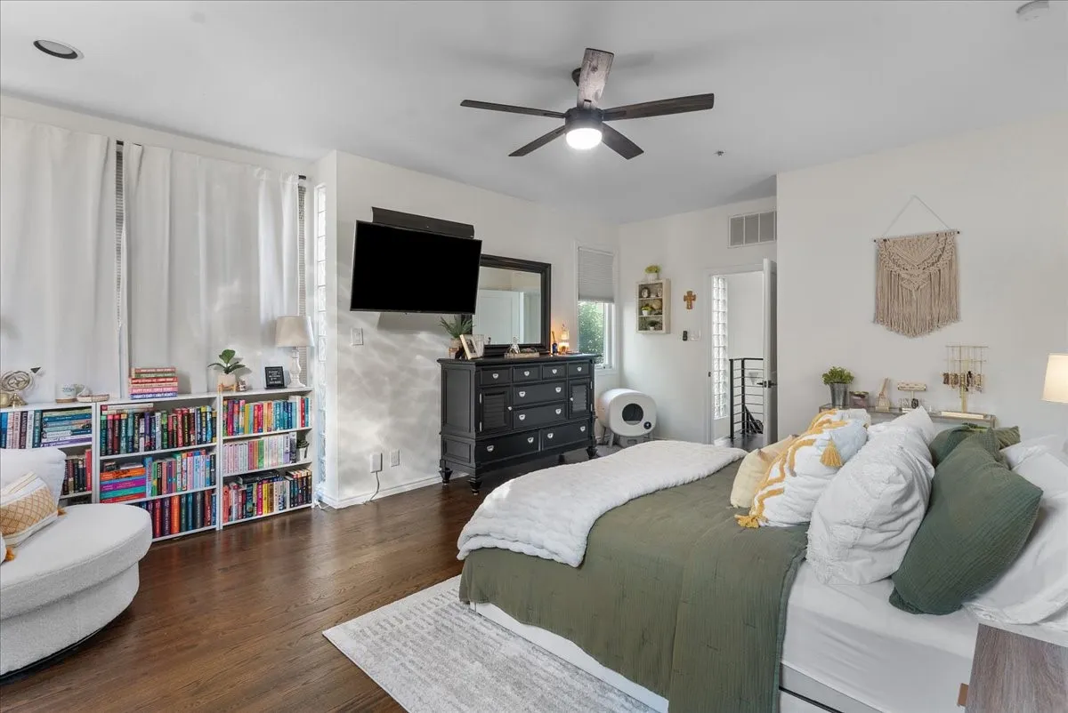 Condominium For Sale in Dallas County , 4040 Avondale Avenue 405, Dallas, Texas 75219, 2 Bedroom, 3 Bathroom, 2 Garage spaces, 1,360 Sqft, built in 1985, mls#21342454, Real Estate Agent in Dallas, Homes For Sale in Dallas county, Homes For Sale in Dallas, Realtor in Dallas Texas, Real Estate Brokerage Independent Realty Texas, Luminita Cordes Realtor