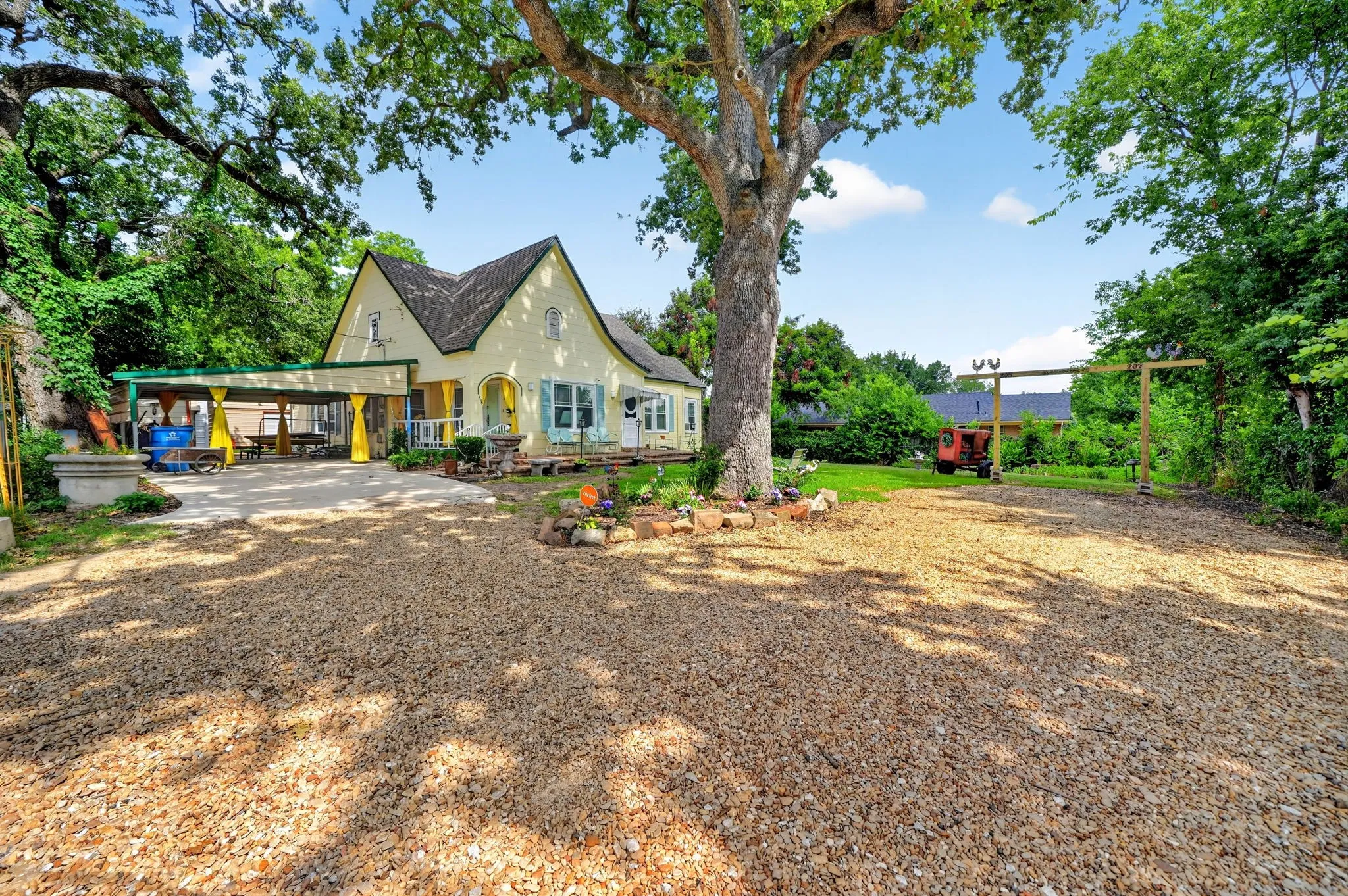 Single Family Residence For Sale in Kaufman County , 205 Wykagyl Street, Kaufman, Texas 75142, 3 Bedroom, 2 Bathroom, Garage spaces, 1,619 Sqft, built in 1900, mls#21338908, Real Estate Agent in Kaufman, Homes For Sale in Kaufman county, Homes For Sale in Kaufman, Realtor in Kaufman Texas, Real Estate Brokerage Independent Realty Texas, Luminita Cordes Realtor