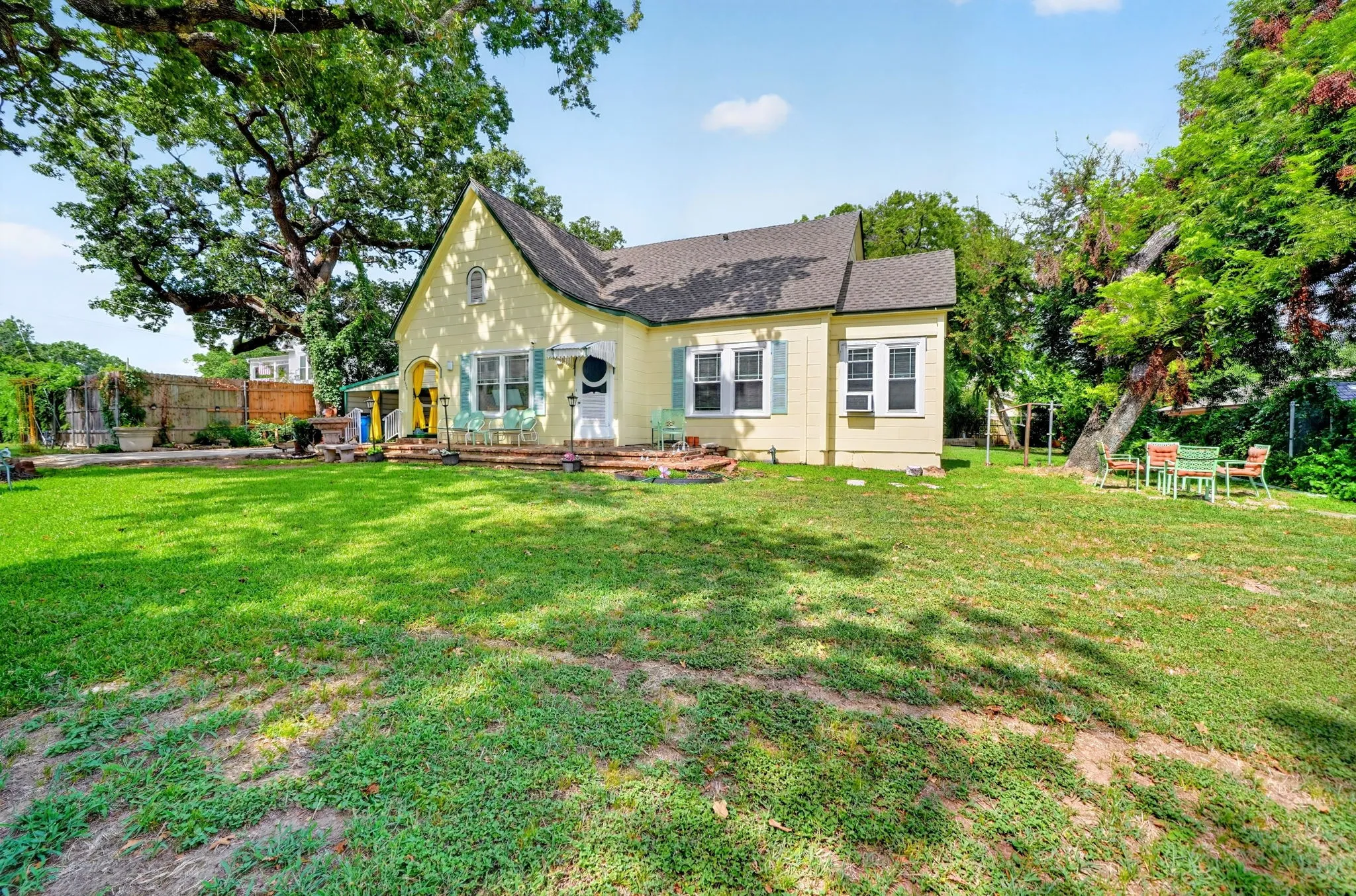 Single Family Residence For Sale in Kaufman County , 205 Wykagyl Street, Kaufman, Texas 75142, 3 Bedroom, 2 Bathroom, Garage spaces, 1,619 Sqft, built in 1900, mls#21338908, Real Estate Agent in Kaufman, Homes For Sale in Kaufman county, Homes For Sale in Kaufman, Realtor in Kaufman Texas, Real Estate Brokerage Independent Realty Texas, Luminita Cordes Realtor