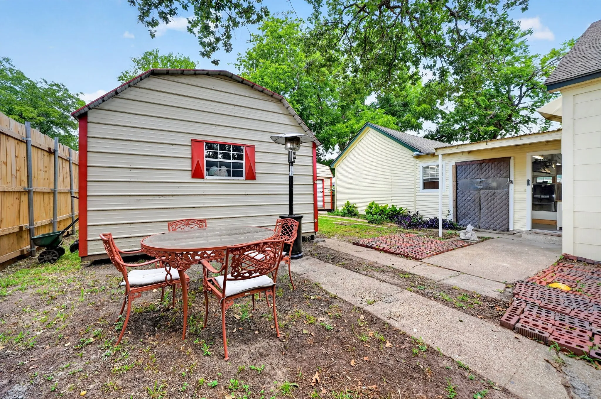 Single Family Residence For Sale in Kaufman County , 205 Wykagyl Street, Kaufman, Texas 75142, 3 Bedroom, 2 Bathroom, Garage spaces, 1,619 Sqft, built in 1900, mls#21338908, Real Estate Agent in Kaufman, Homes For Sale in Kaufman county, Homes For Sale in Kaufman, Realtor in Kaufman Texas, Real Estate Brokerage Independent Realty Texas, Luminita Cordes Realtor
