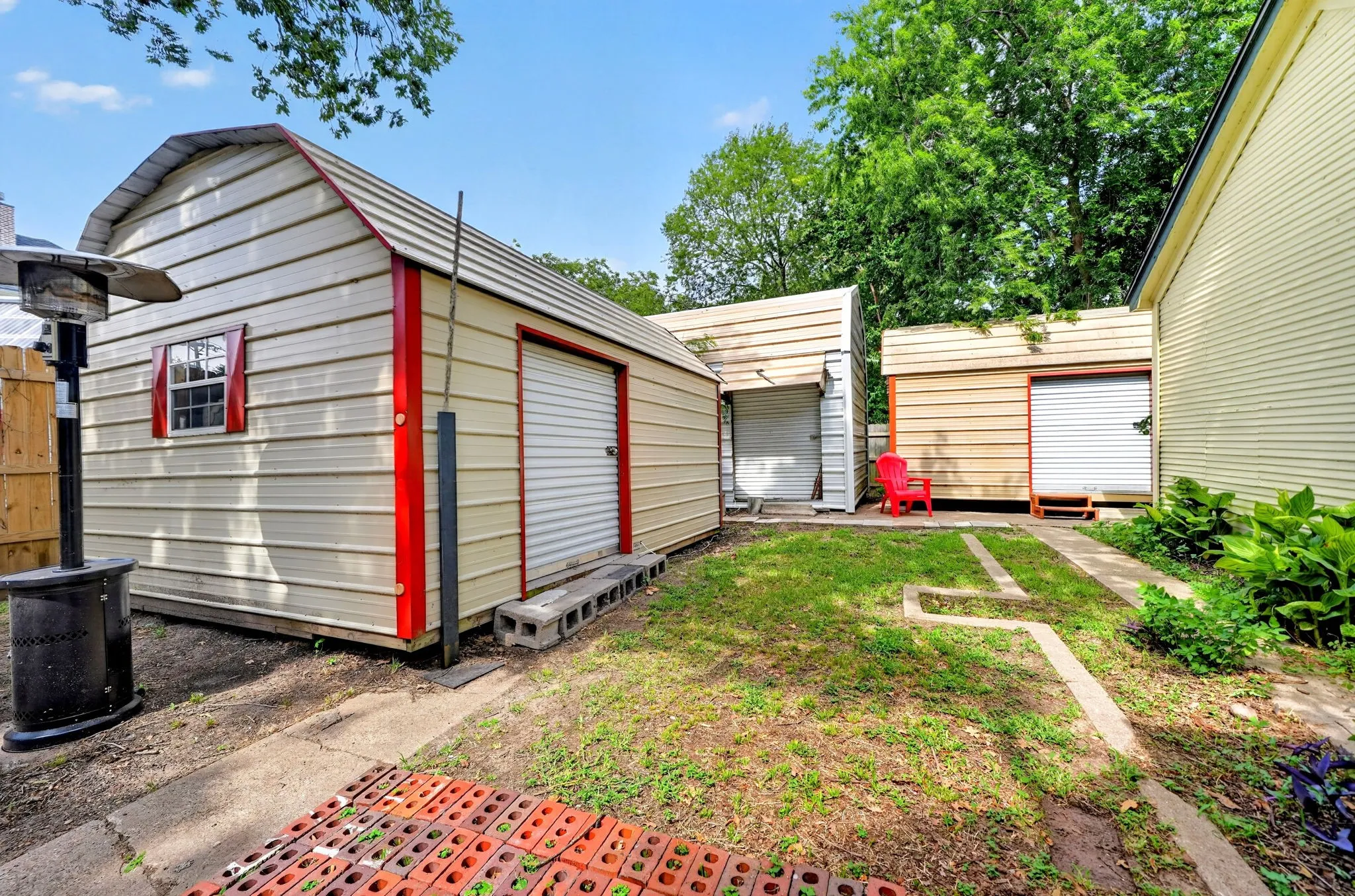 Single Family Residence For Sale in Kaufman County , 205 Wykagyl Street, Kaufman, Texas 75142, 3 Bedroom, 2 Bathroom, Garage spaces, 1,619 Sqft, built in 1900, mls#21338908, Real Estate Agent in Kaufman, Homes For Sale in Kaufman county, Homes For Sale in Kaufman, Realtor in Kaufman Texas, Real Estate Brokerage Independent Realty Texas, Luminita Cordes Realtor